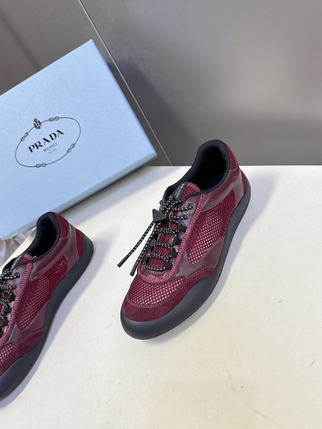 男装➕10 Prada普拉达春夏最新情侣款网眼透气德训休闲鞋超多明星网红种草 是品牌标志性的复古运动风单