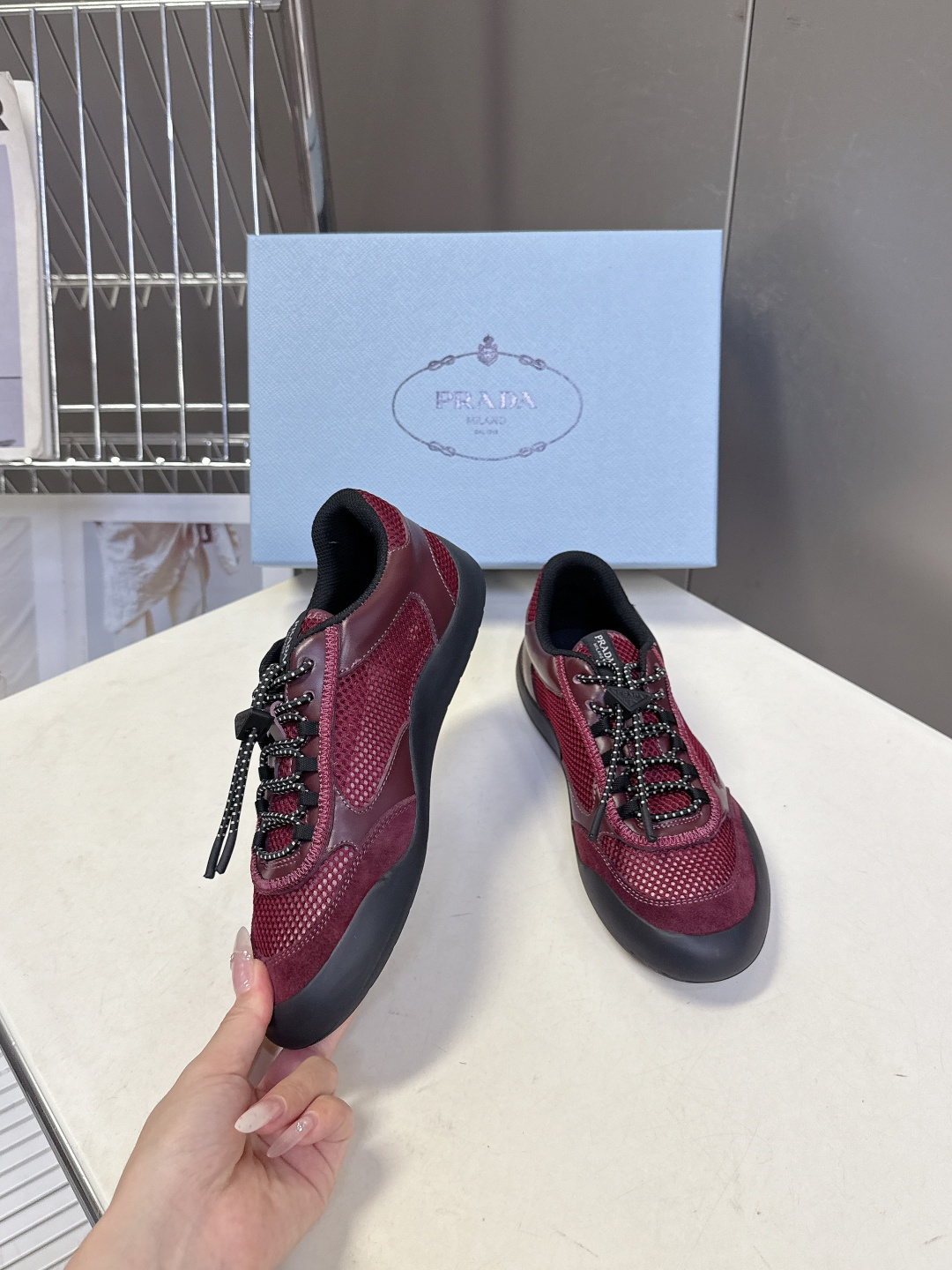 男装➕10 Prada普拉达春夏最新情侣款网眼透气德训休闲鞋超多明星网红种草 是品牌标志性的复古运动风单