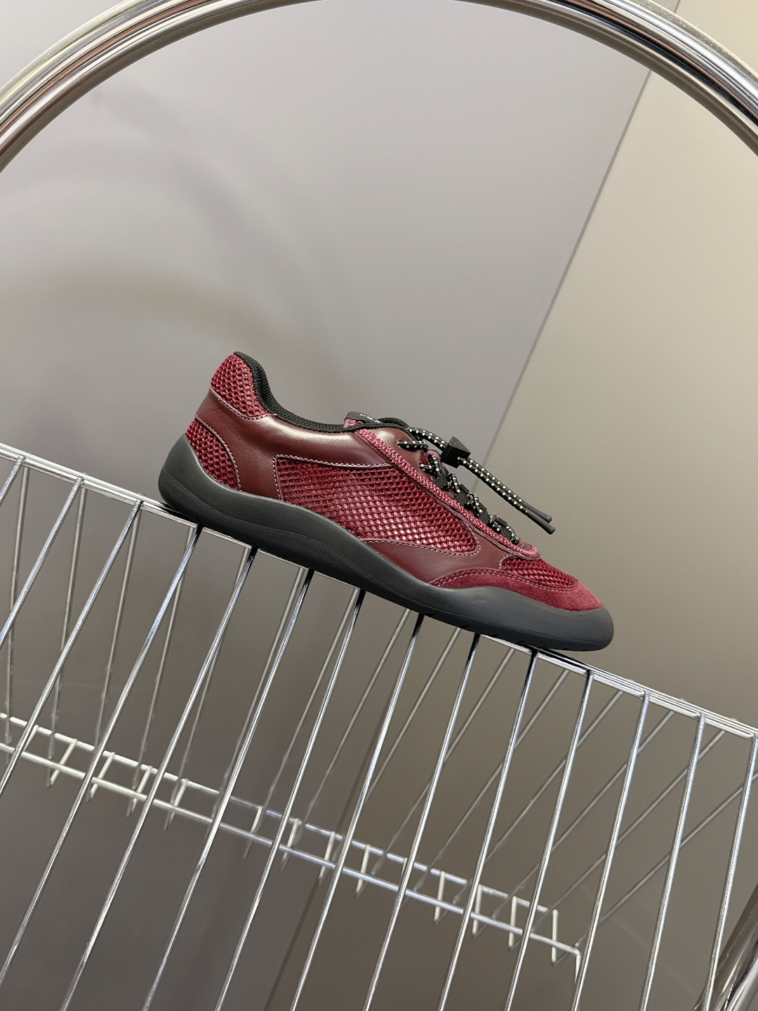 男装➕10 Prada普拉达春夏最新情侣款网眼透气德训休闲鞋超多明星网红种草 是品牌标志性的复古运动风单