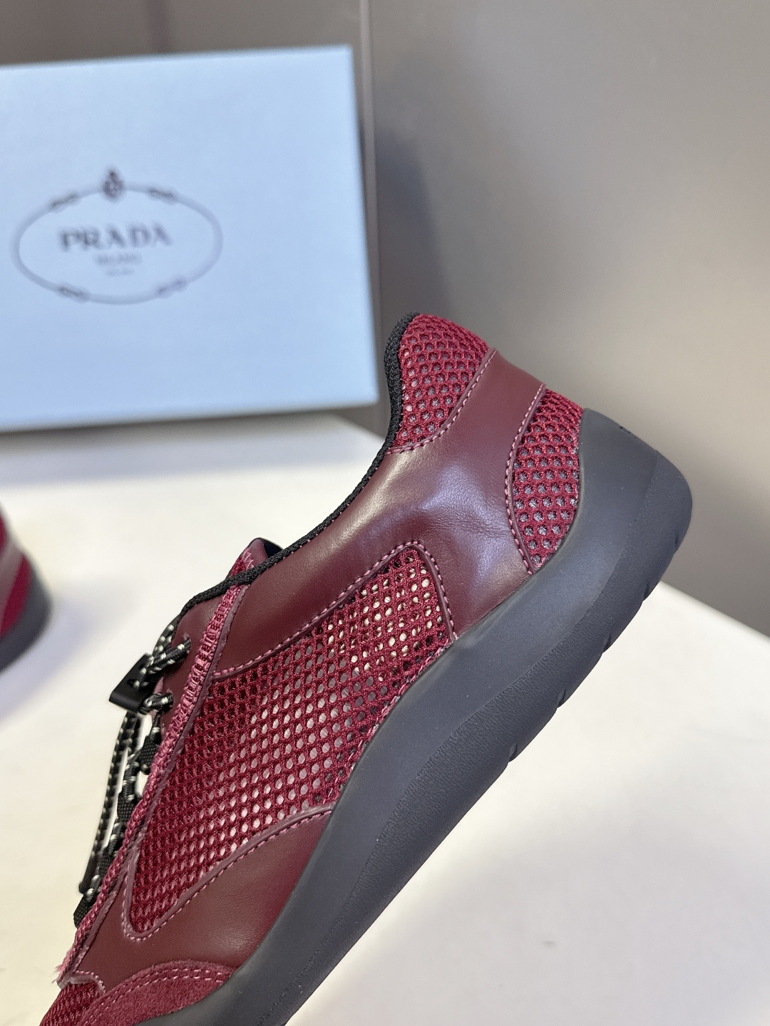 男装➕10 Prada普拉达春夏最新情侣款网眼透气德训休闲鞋超多明星网红种草 是品牌标志性的复古运动风单