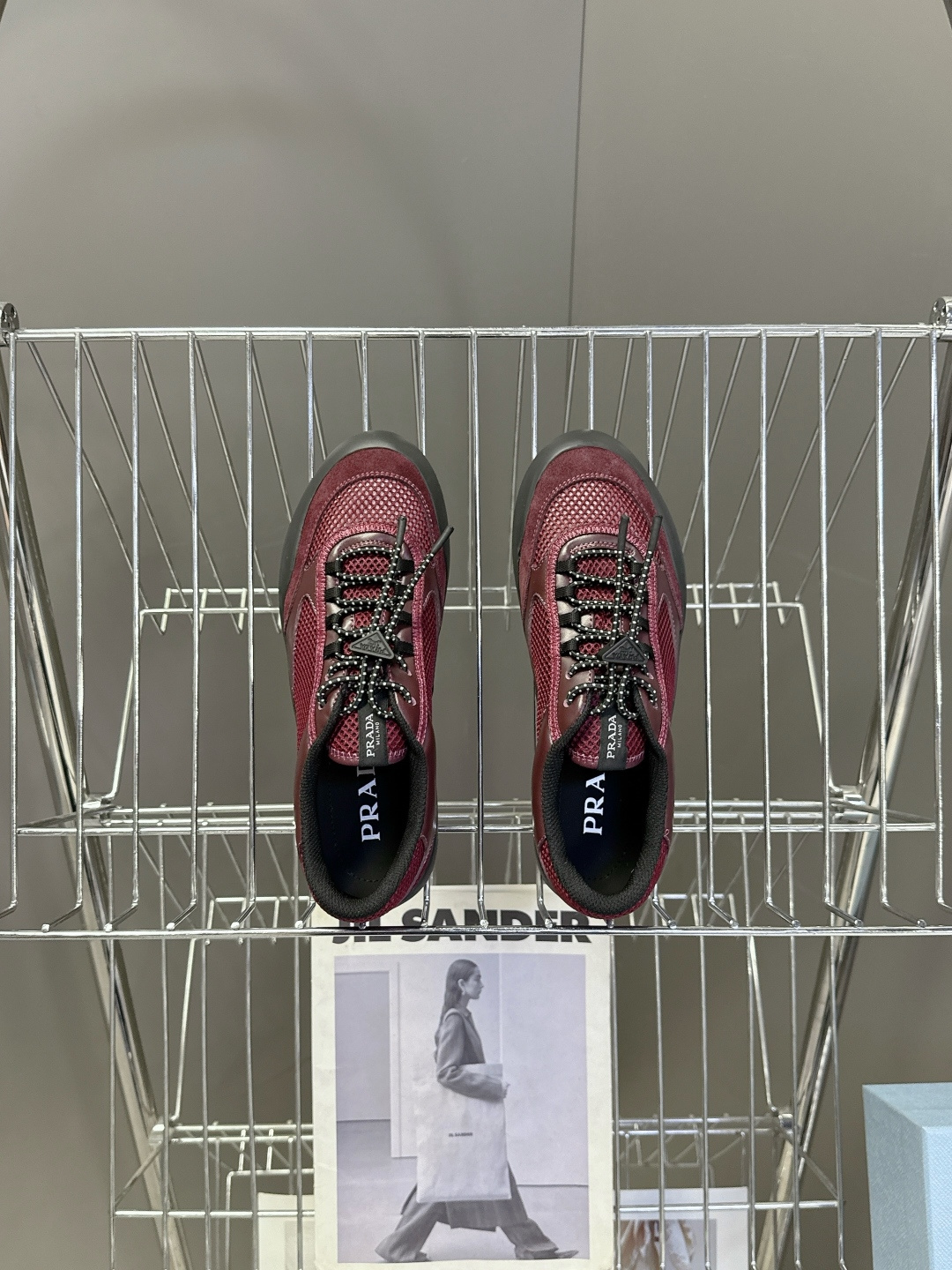 男装➕10 Prada普拉达春夏最新情侣款网眼透气德训休闲鞋超多明星网红种草 是品牌标志性的复古运动风单