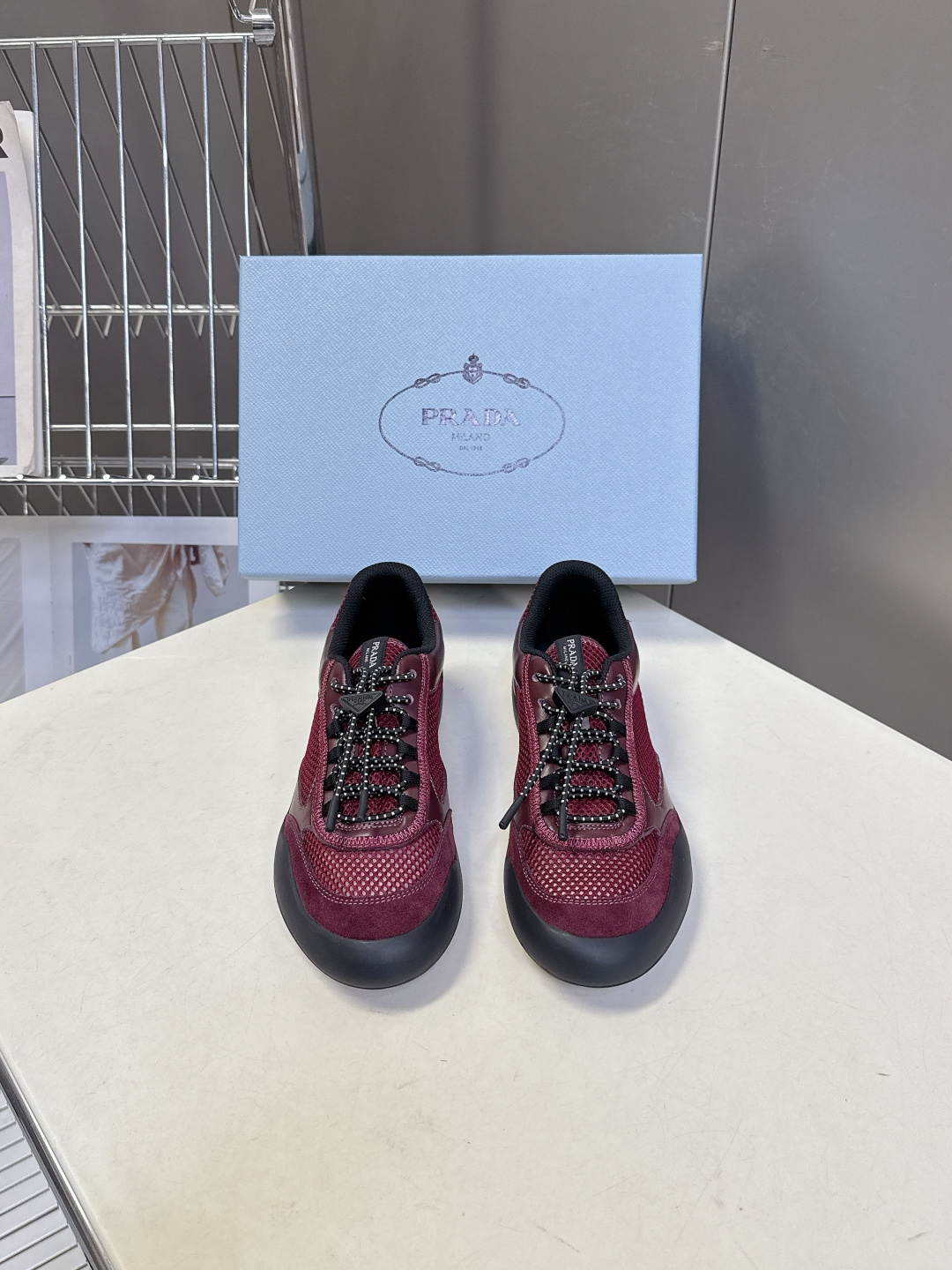 男装➕10 Prada普拉达春夏最新情侣款网眼透气德训休闲鞋超多明星网红种草 是品牌标志性的复古运动风单