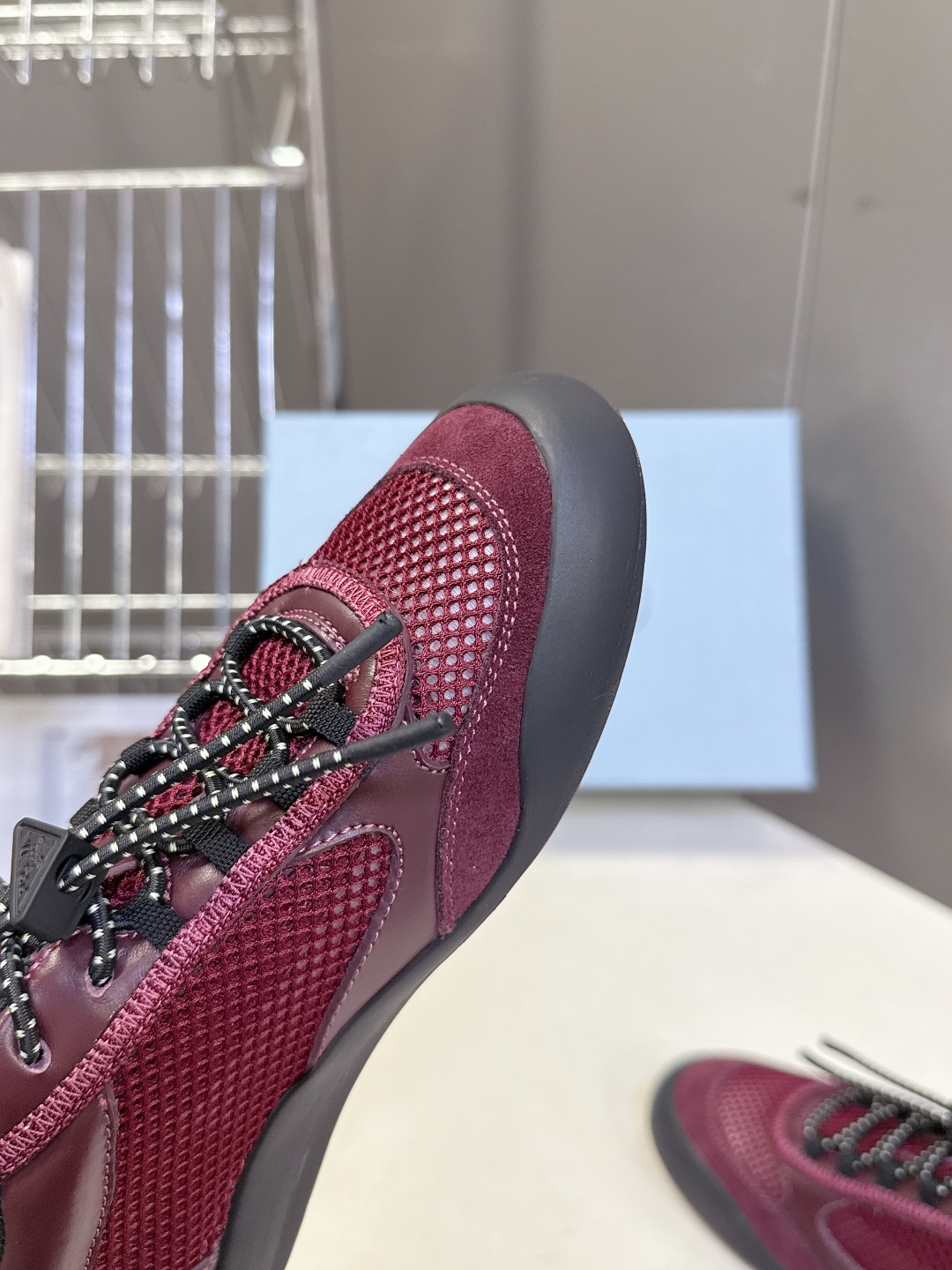 男装➕10 Prada普拉达春夏最新情侣款网眼透气德训休闲鞋超多明星网红种草 是品牌标志性的复古运动风单