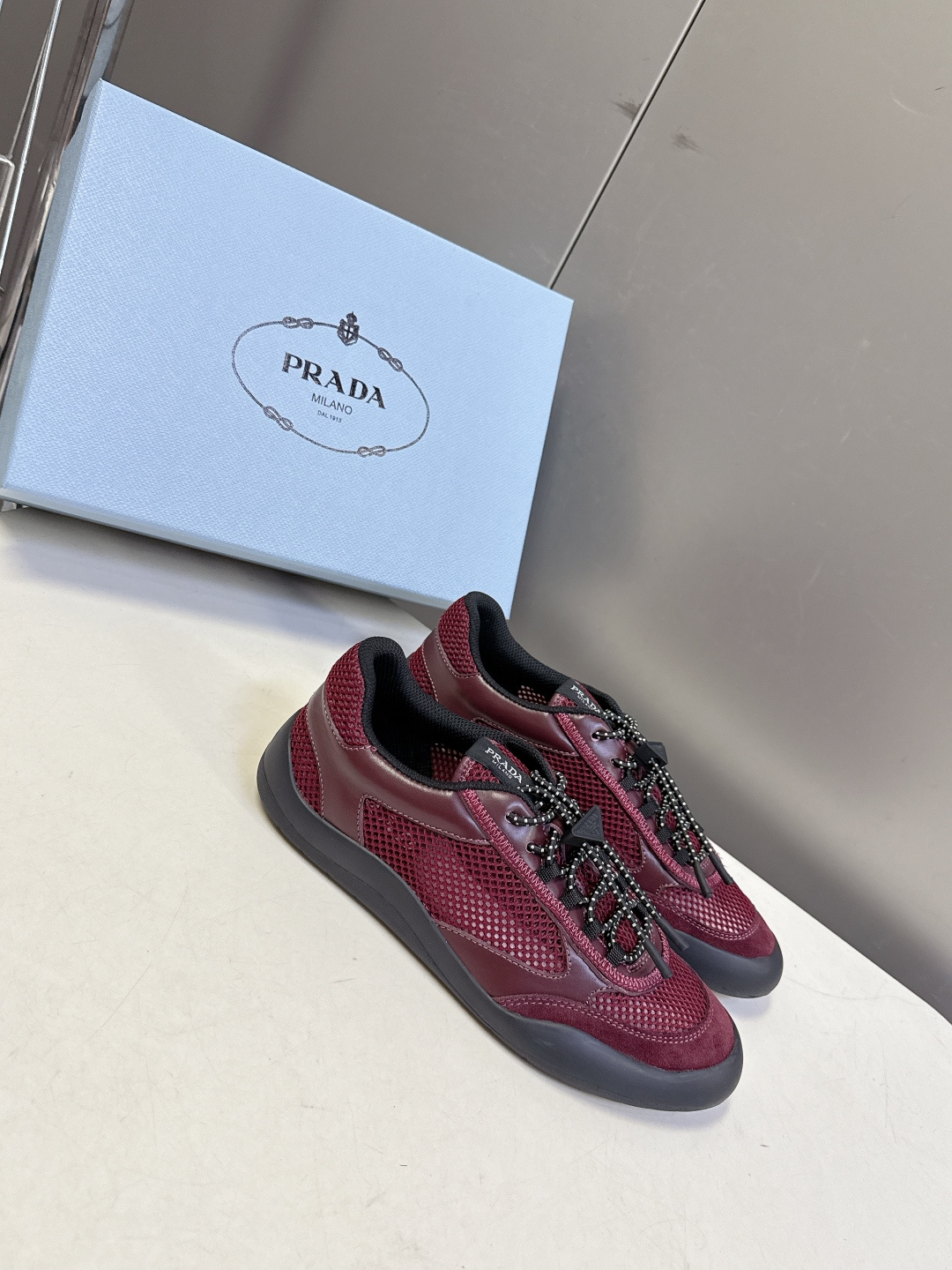 男装➕10 Prada普拉达春夏最新情侣款网眼透气德训休闲鞋超多明星网红种草 是品牌标志性的复古运动风单