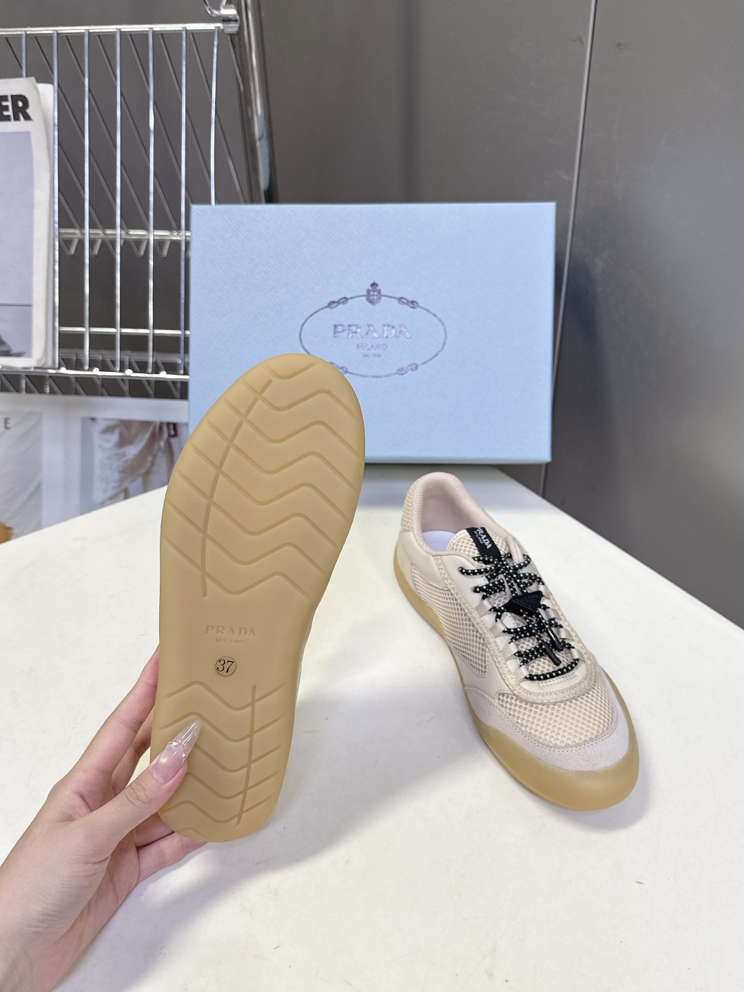 男装➕10 Prada普拉达春夏最新情侣款网眼透气德训休闲鞋超多明星网红种草 是品牌标志性的复古运动风单