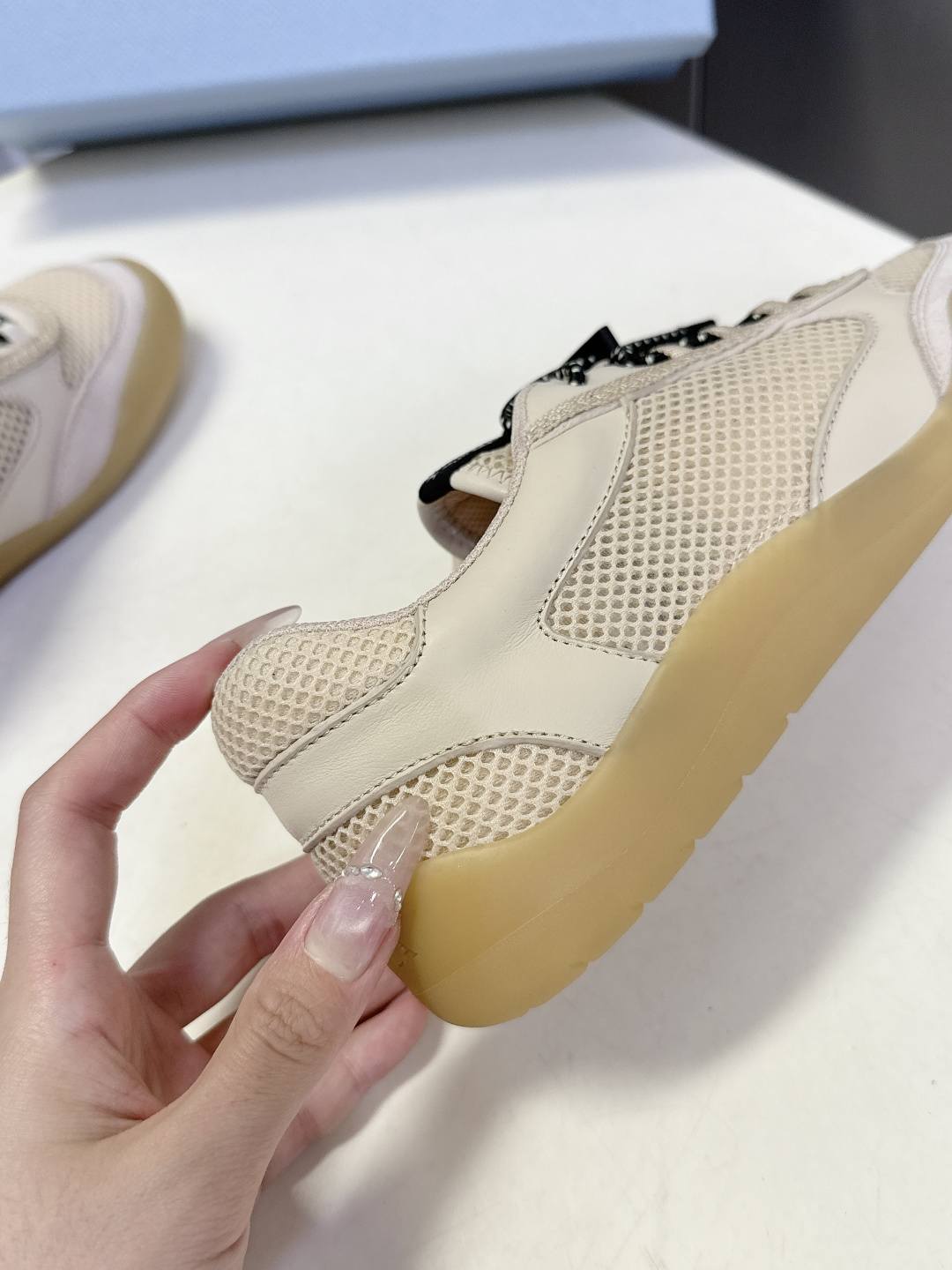 男装➕10 Prada普拉达春夏最新情侣款网眼透气德训休闲鞋超多明星网红种草 是品牌标志性的复古运动风单