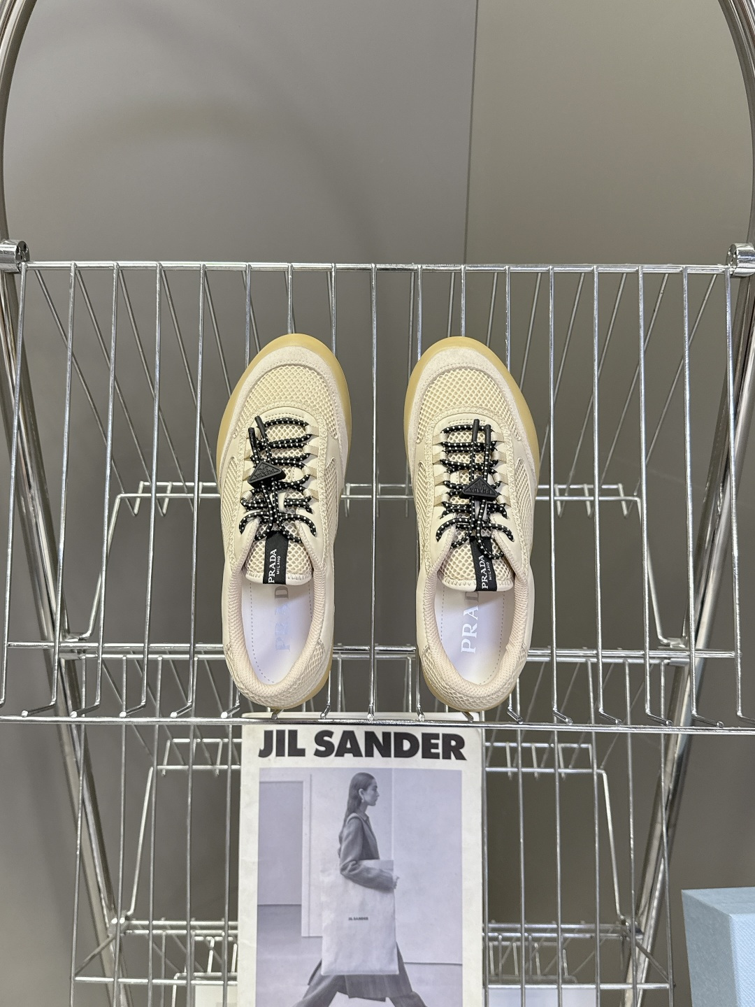 男装➕10 Prada普拉达春夏最新情侣款网眼透气德训休闲鞋超多明星网红种草 是品牌标志性的复古运动风单