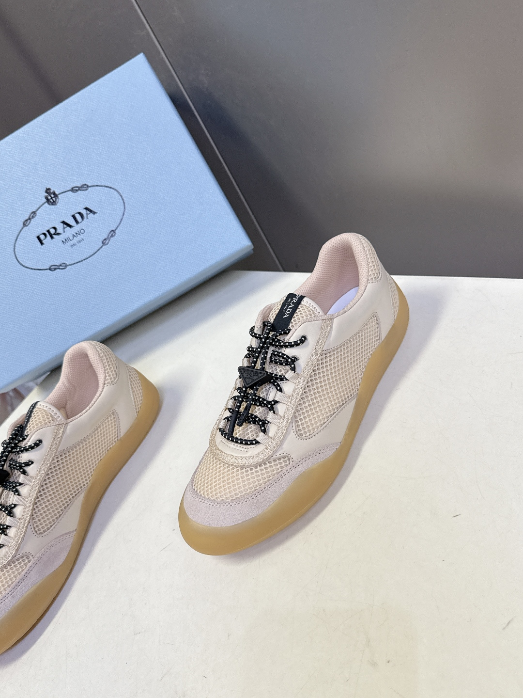 男装➕10 Prada普拉达春夏最新情侣款网眼透气德训休闲鞋超多明星网红种草 是品牌标志性的复古运动风单