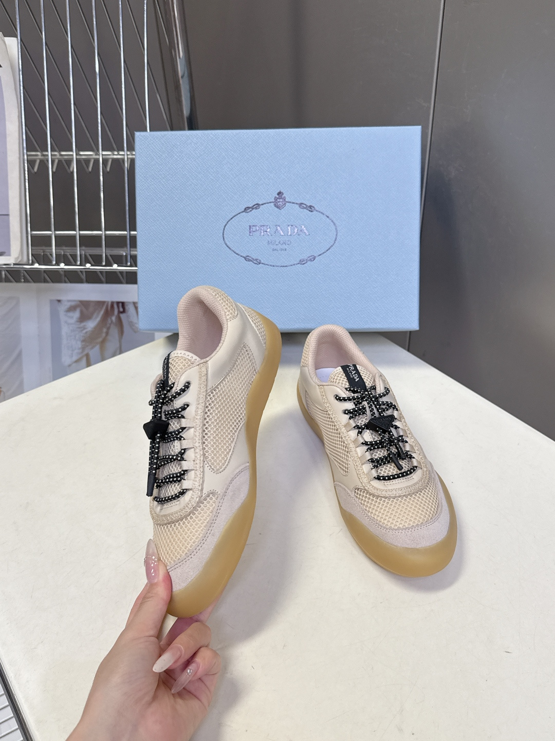 男装➕10 Prada普拉达春夏最新情侣款网眼透气德训休闲鞋超多明星网红种草 是品牌标志性的复古运动风单