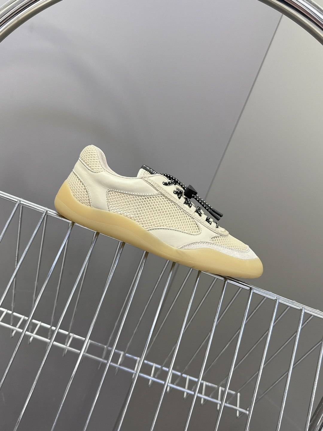 男装➕10 Prada普拉达春夏最新情侣款网眼透气德训休闲鞋超多明星网红种草 是品牌标志性的复古运动风单