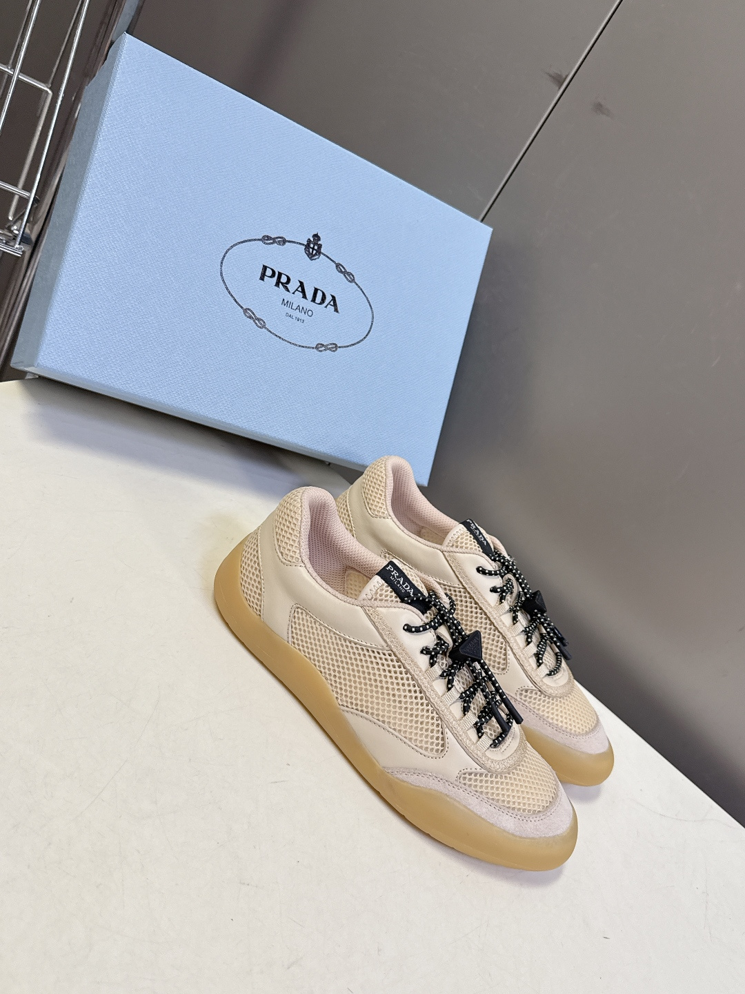 男装➕10 Prada普拉达春夏最新情侣款网眼透气德训休闲鞋超多明星网红种草 是品牌标志性的复古运动风单