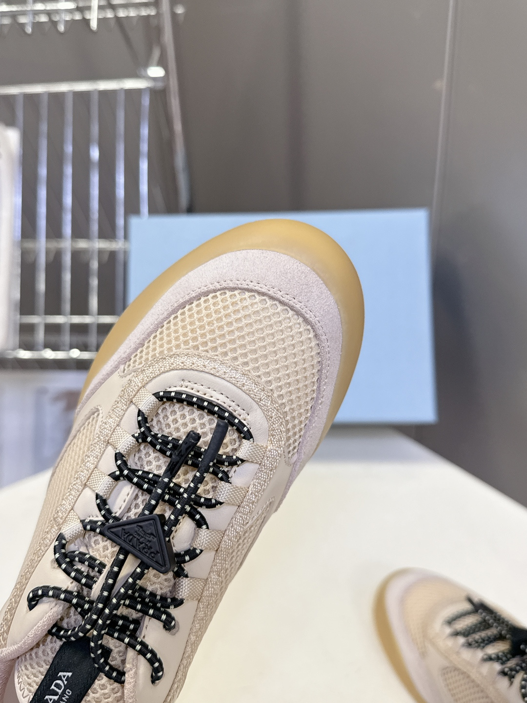 男装➕10 Prada普拉达春夏最新情侣款网眼透气德训休闲鞋超多明星网红种草 是品牌标志性的复古运动风单