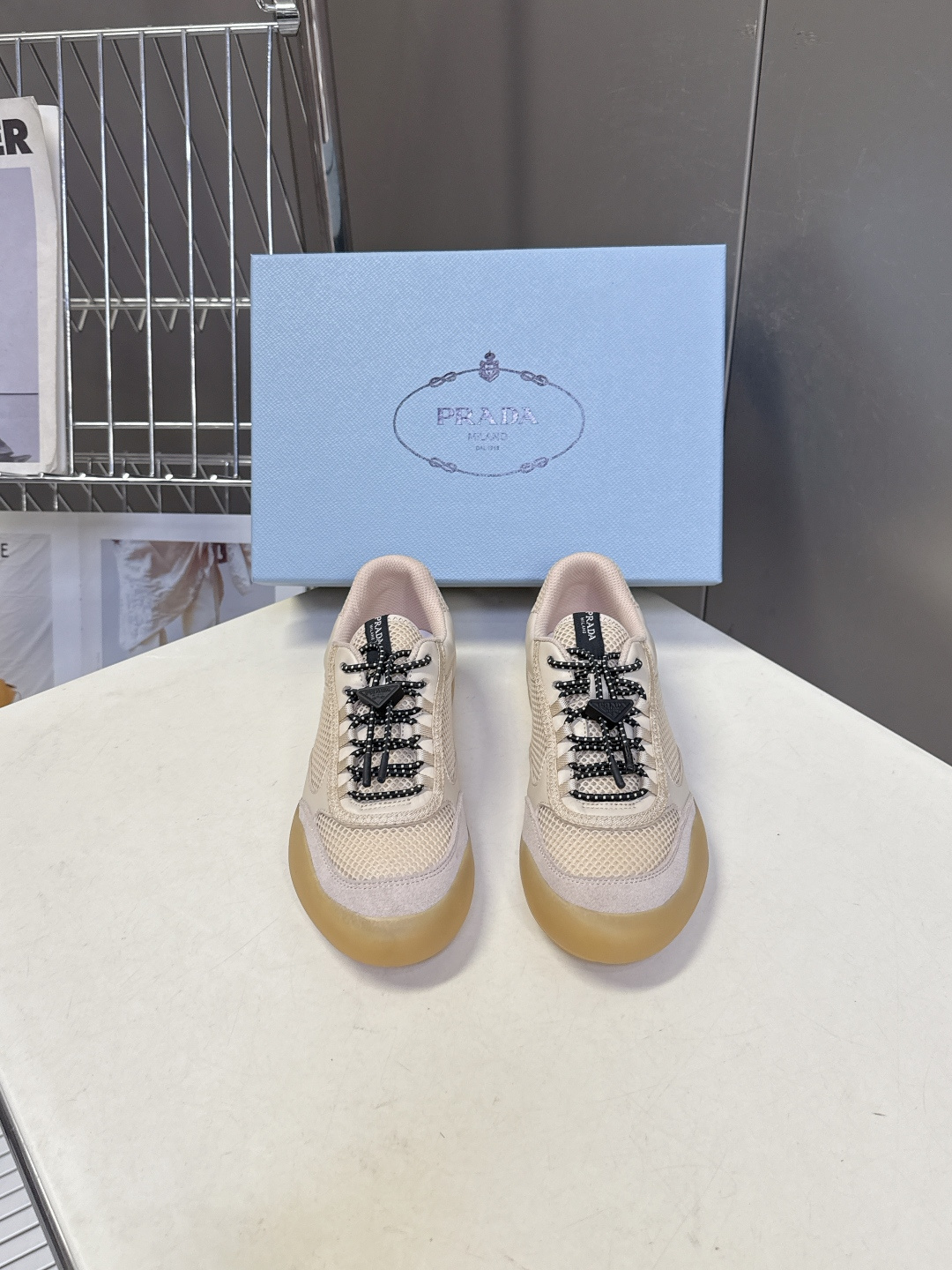 男装➕10 Prada普拉达春夏最新情侣款网眼透气德训休闲鞋超多明星网红种草 是品牌标志性的复古运动风单