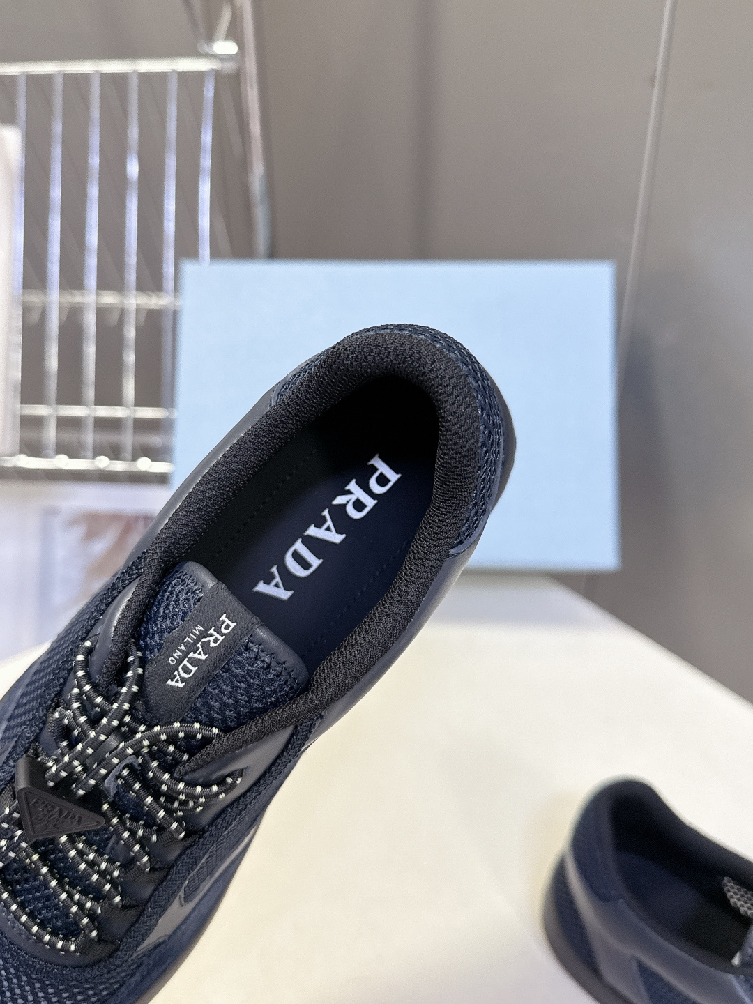 男装➕10 Prada普拉达春夏最新情侣款网眼透气德训休闲鞋超多明星网红种草 是品牌标志性的复古运动风单