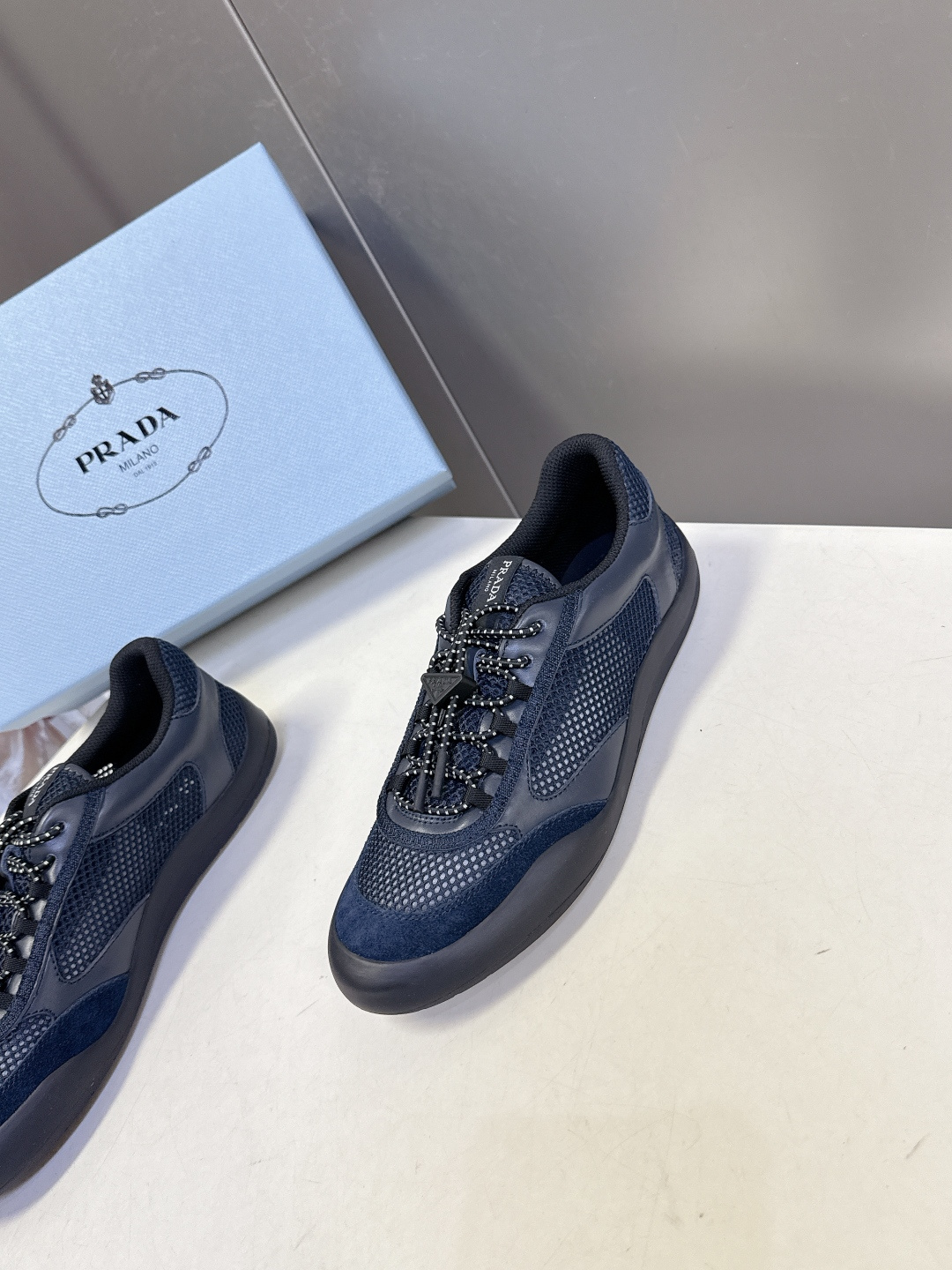 男装➕10 Prada普拉达春夏最新情侣款网眼透气德训休闲鞋超多明星网红种草 是品牌标志性的复古运动风单
