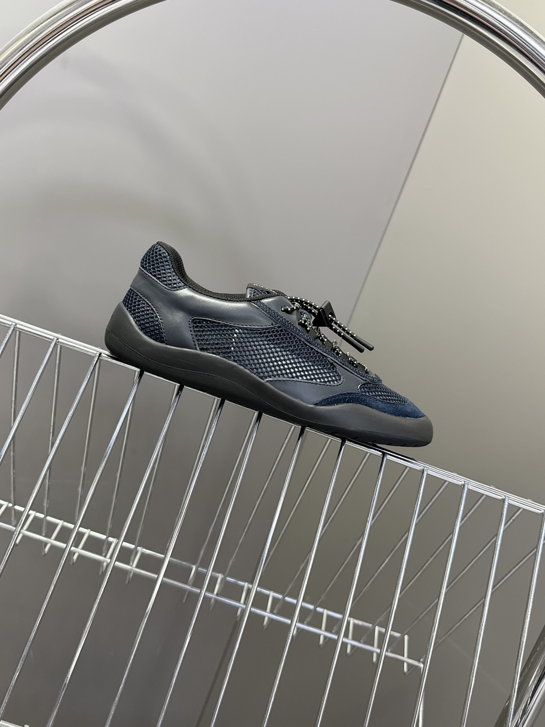 男装➕10 Prada普拉达春夏最新情侣款网眼透气德训休闲鞋超多明星网红种草 是品牌标志性的复古运动风单