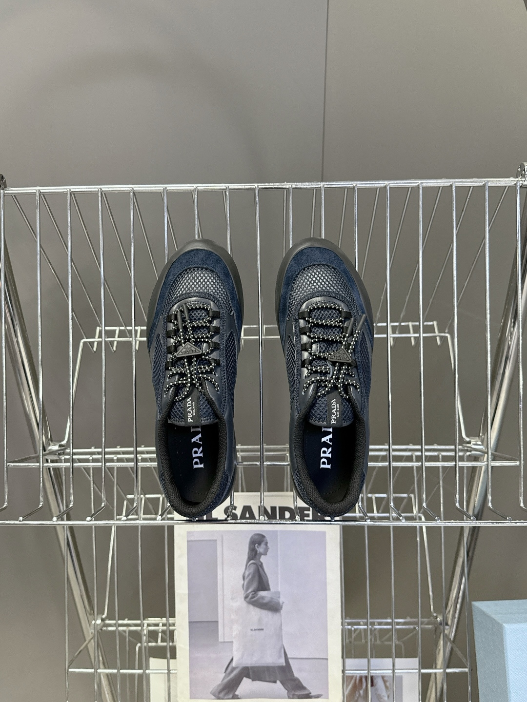 男装➕10 Prada普拉达春夏最新情侣款网眼透气德训休闲鞋超多明星网红种草 是品牌标志性的复古运动风单