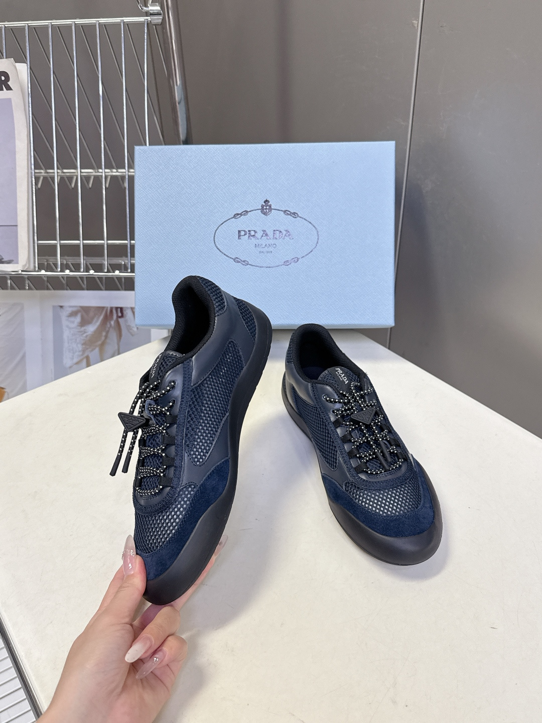 男装➕10 Prada普拉达春夏最新情侣款网眼透气德训休闲鞋超多明星网红种草 是品牌标志性的复古运动风单