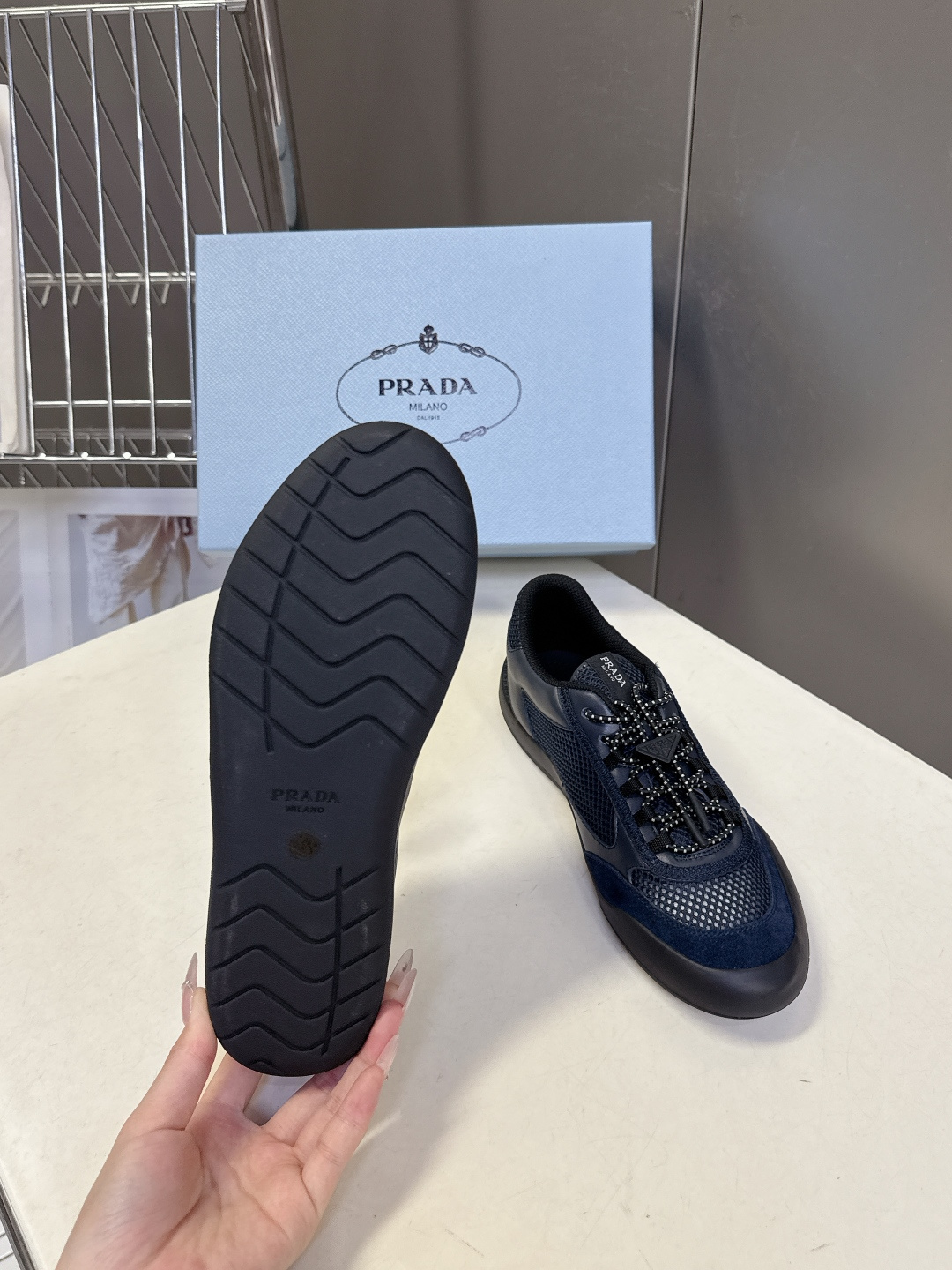 男装➕10 Prada普拉达春夏最新情侣款网眼透气德训休闲鞋超多明星网红种草 是品牌标志性的复古运动风单