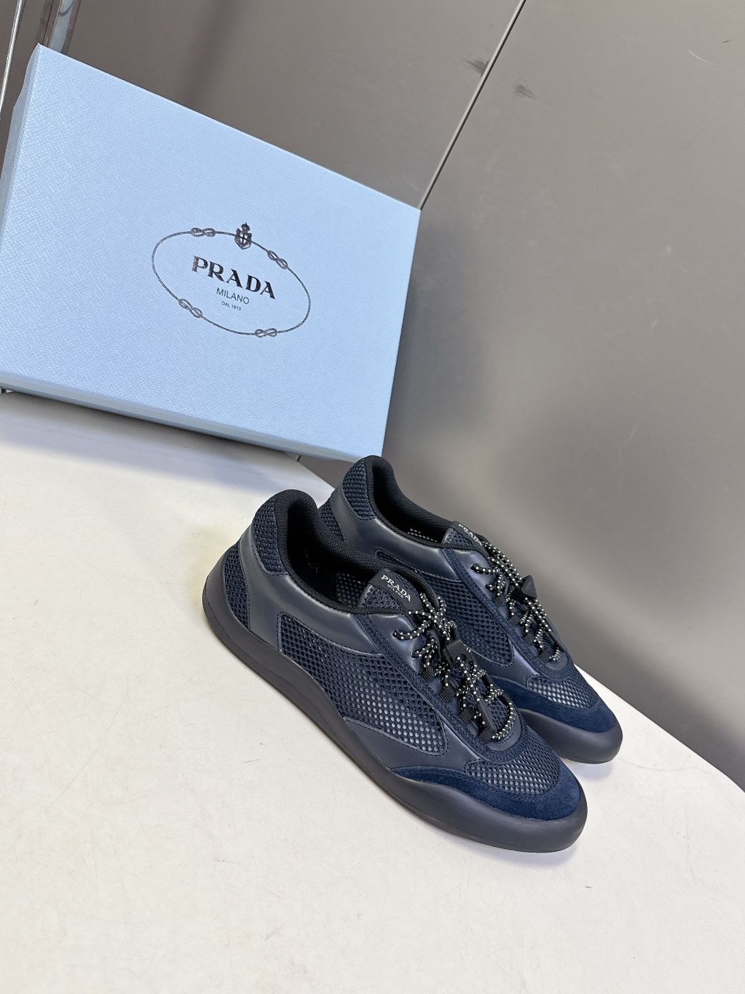 男装➕10 Prada普拉达春夏最新情侣款网眼透气德训休闲鞋超多明星网红种草 是品牌标志性的复古运动风单