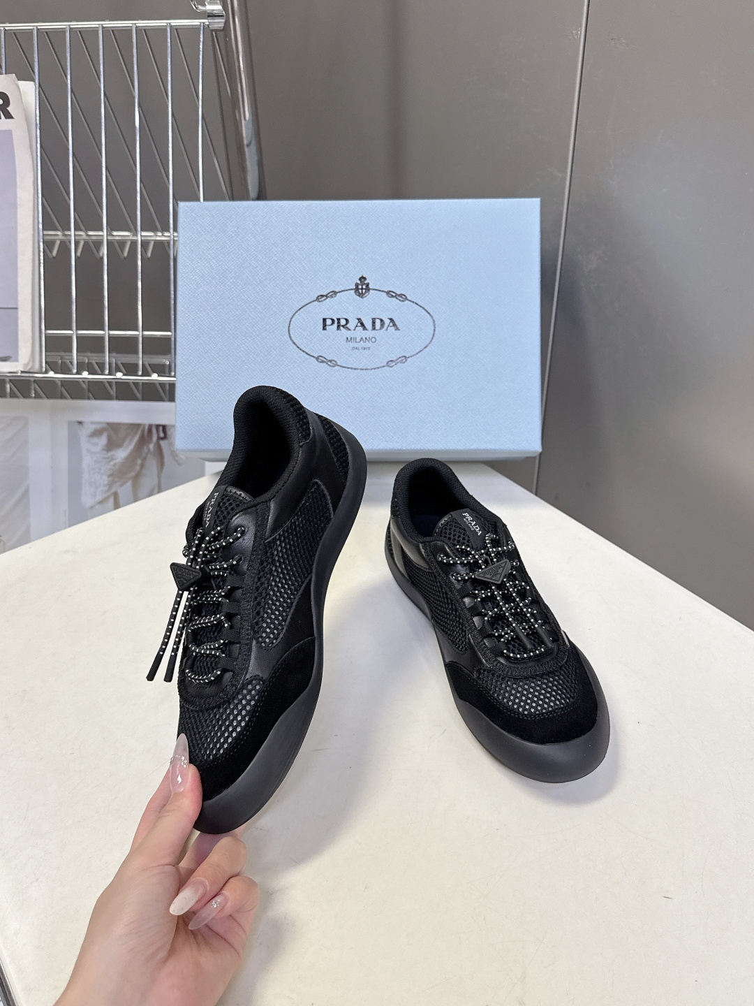 男装➕10 Prada普拉达春夏最新情侣款网眼透气德训休闲鞋超多明星网红种草 是品牌标志性的复古运动风单