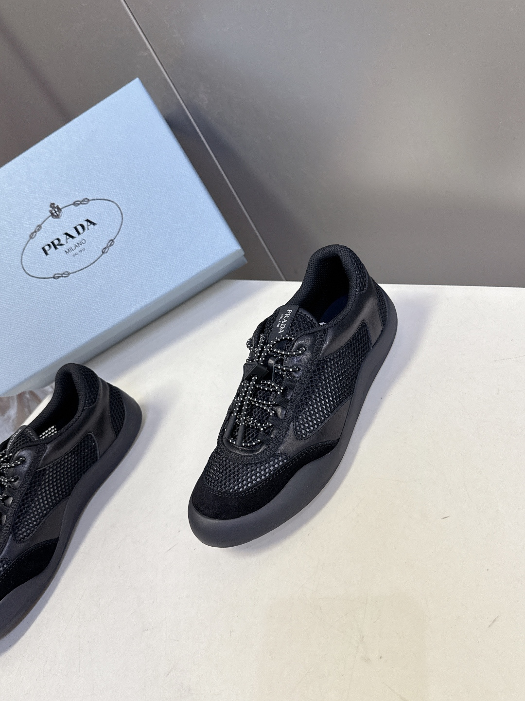 男装➕10 Prada普拉达春夏最新情侣款网眼透气德训休闲鞋超多明星网红种草 是品牌标志性的复古运动风单