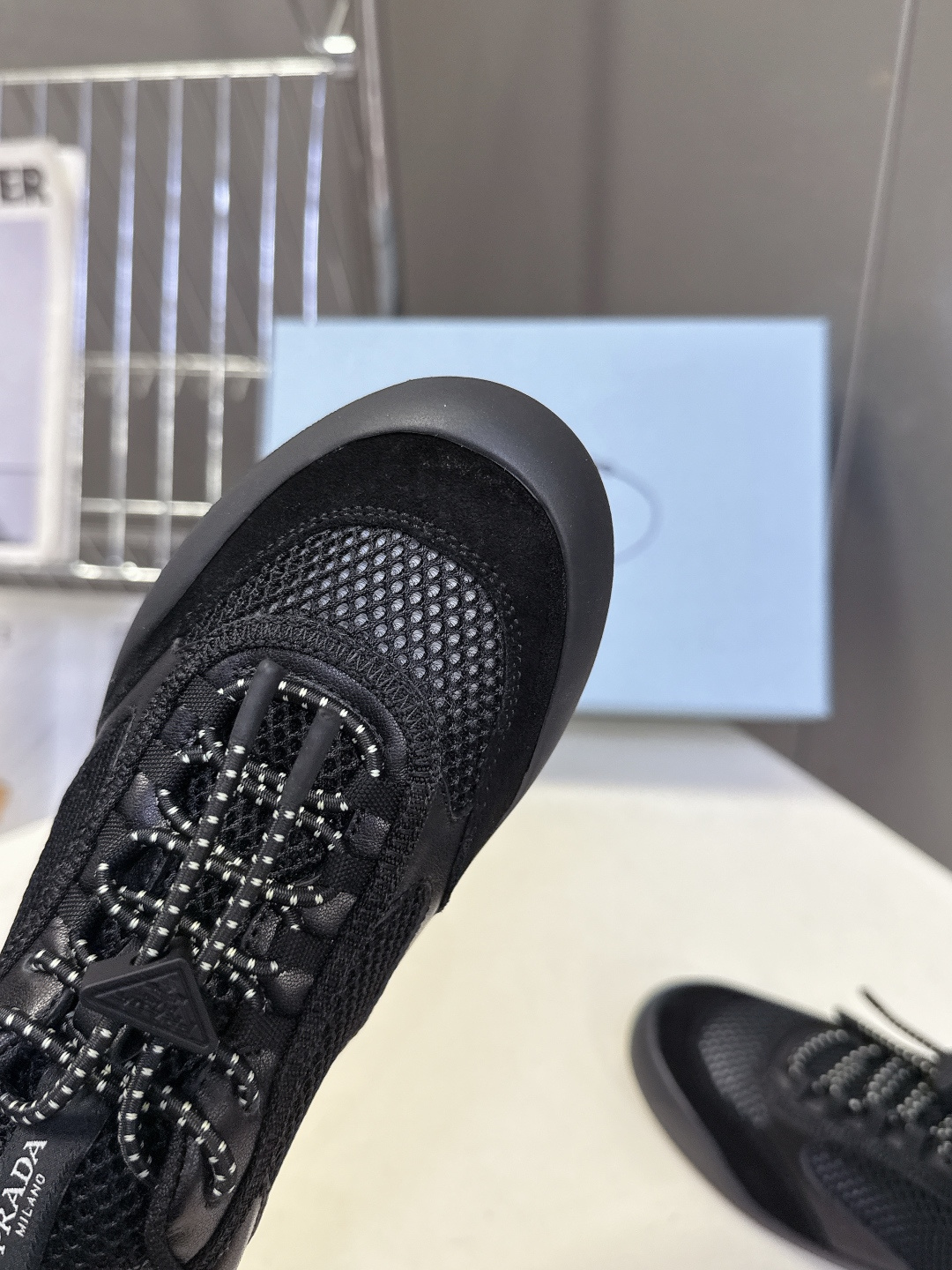 男装➕10 Prada普拉达春夏最新情侣款网眼透气德训休闲鞋超多明星网红种草 是品牌标志性的复古运动风单