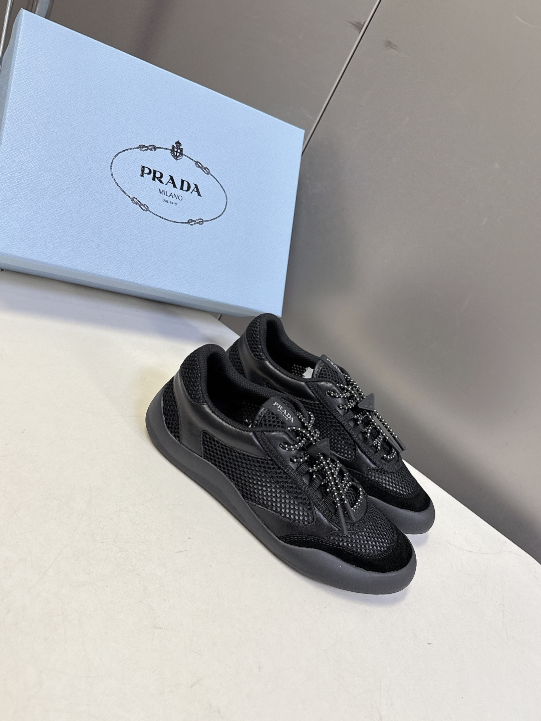 男装➕10 Prada普拉达春夏最新情侣款网眼透气德训休闲鞋超多明星网红种草 是品牌标志性的复古运动风单
