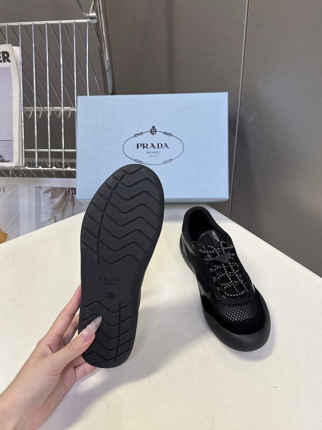 男装➕10 Prada普拉达春夏最新情侣款网眼透气德训休闲鞋超多明星网红种草 是品牌标志性的复古运动风单