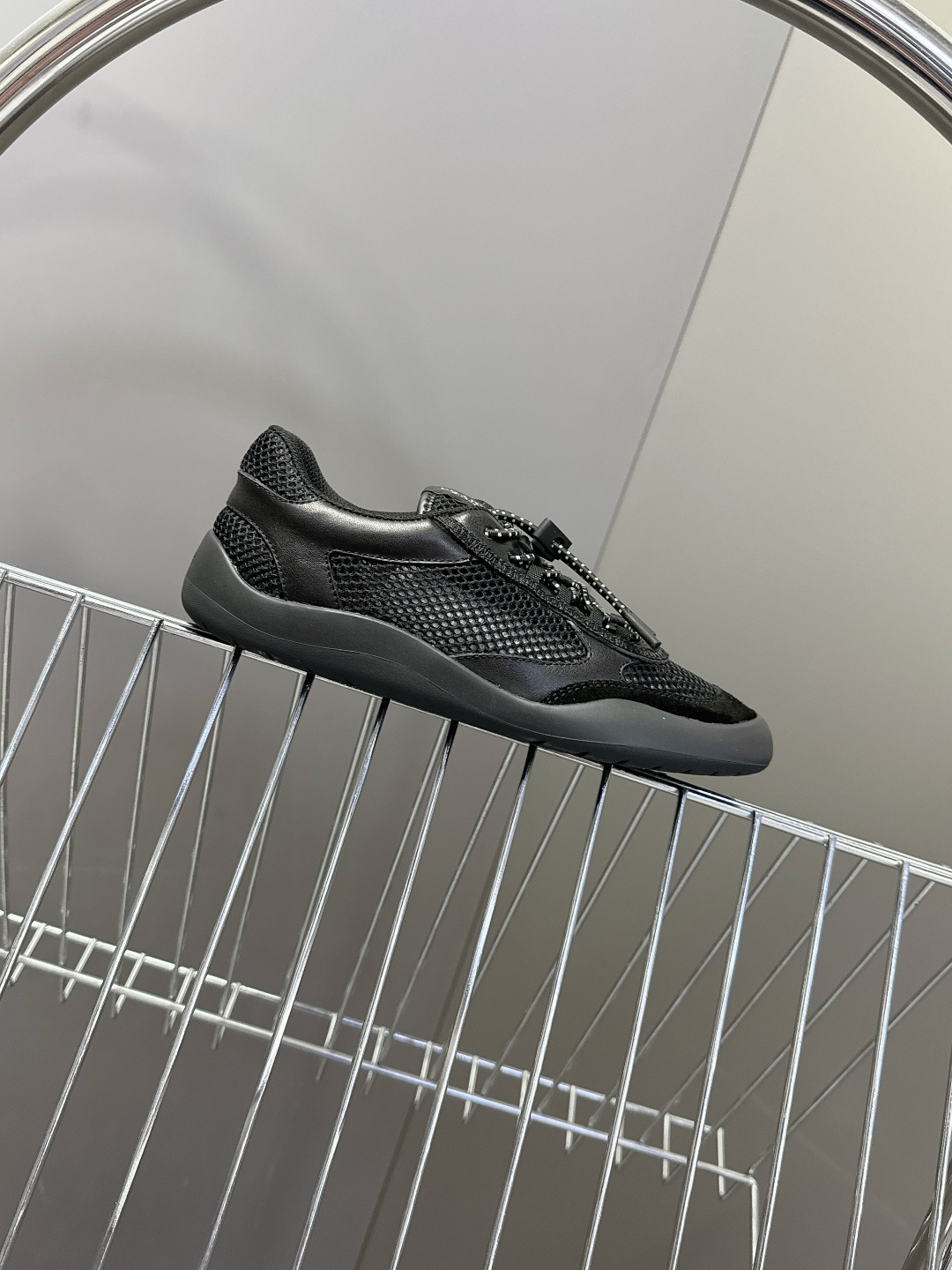 男装➕10 Prada普拉达春夏最新情侣款网眼透气德训休闲鞋超多明星网红种草 是品牌标志性的复古运动风单