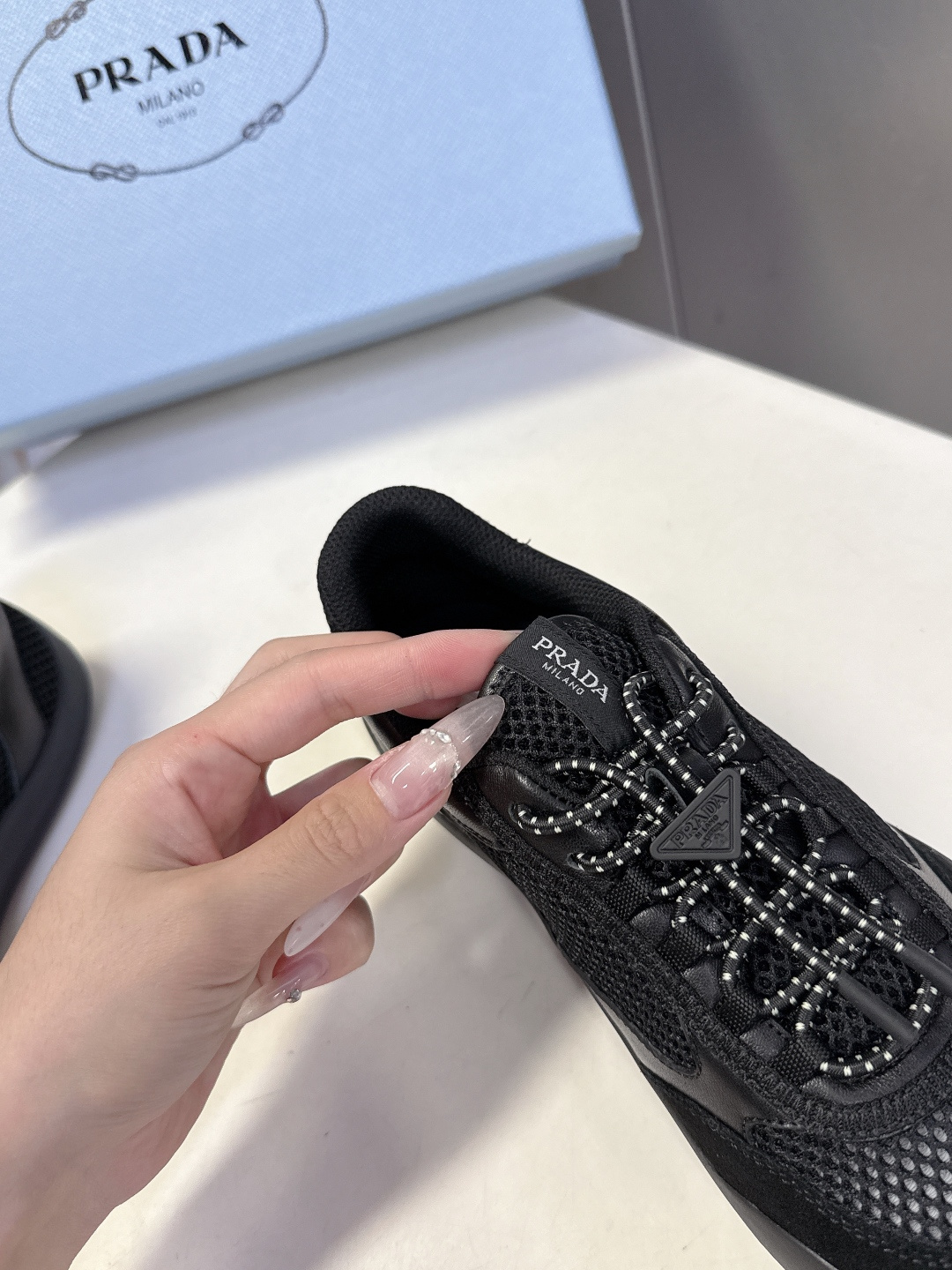 男装➕10 Prada普拉达春夏最新情侣款网眼透气德训休闲鞋超多明星网红种草 是品牌标志性的复古运动风单