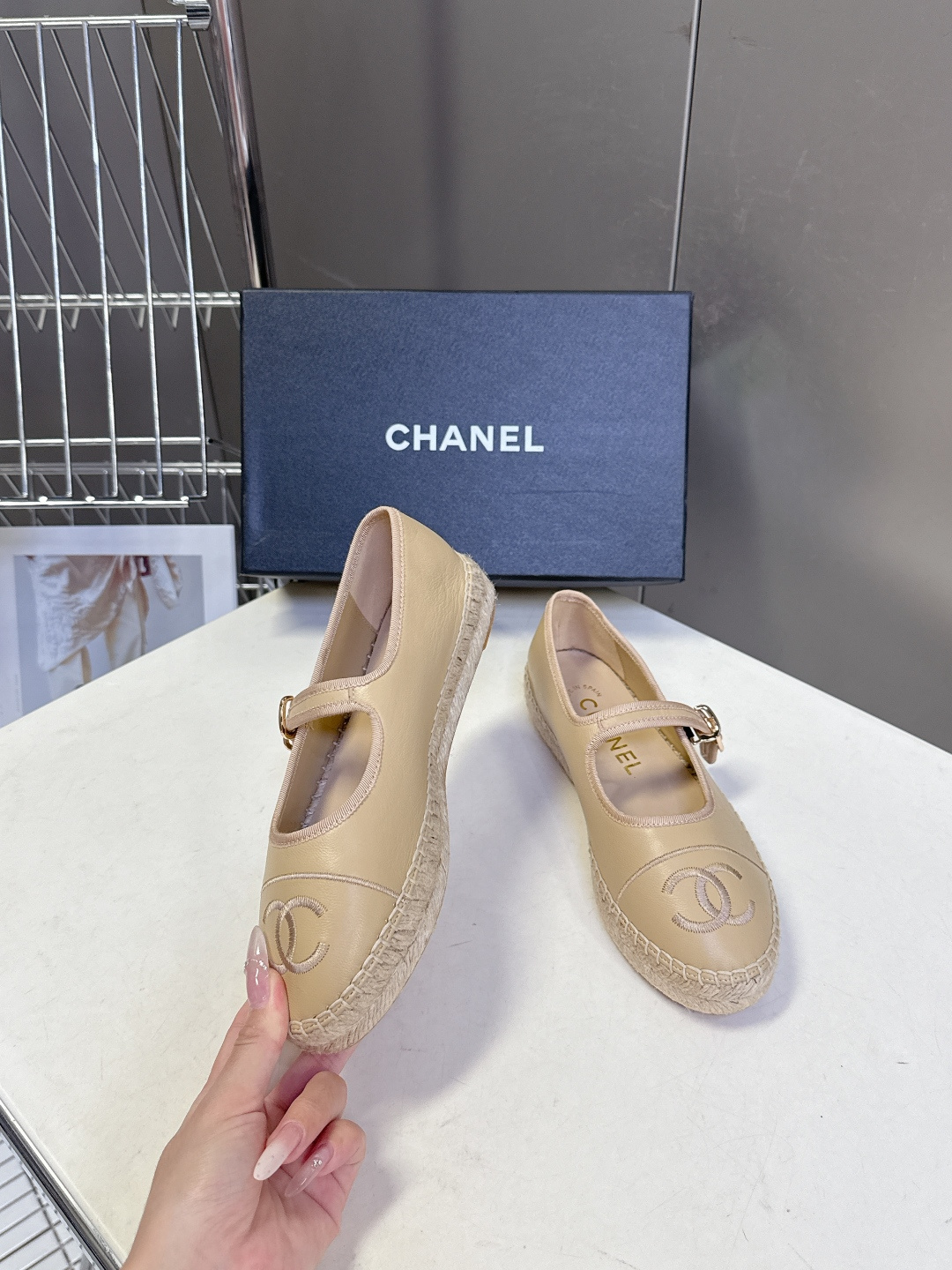 Chanel 香奈儿双C刺绣玛丽珍草编渔夫鞋超多明星种草 经典的玛丽珍款草编渔夫鞋 是品牌法式优雅风的标