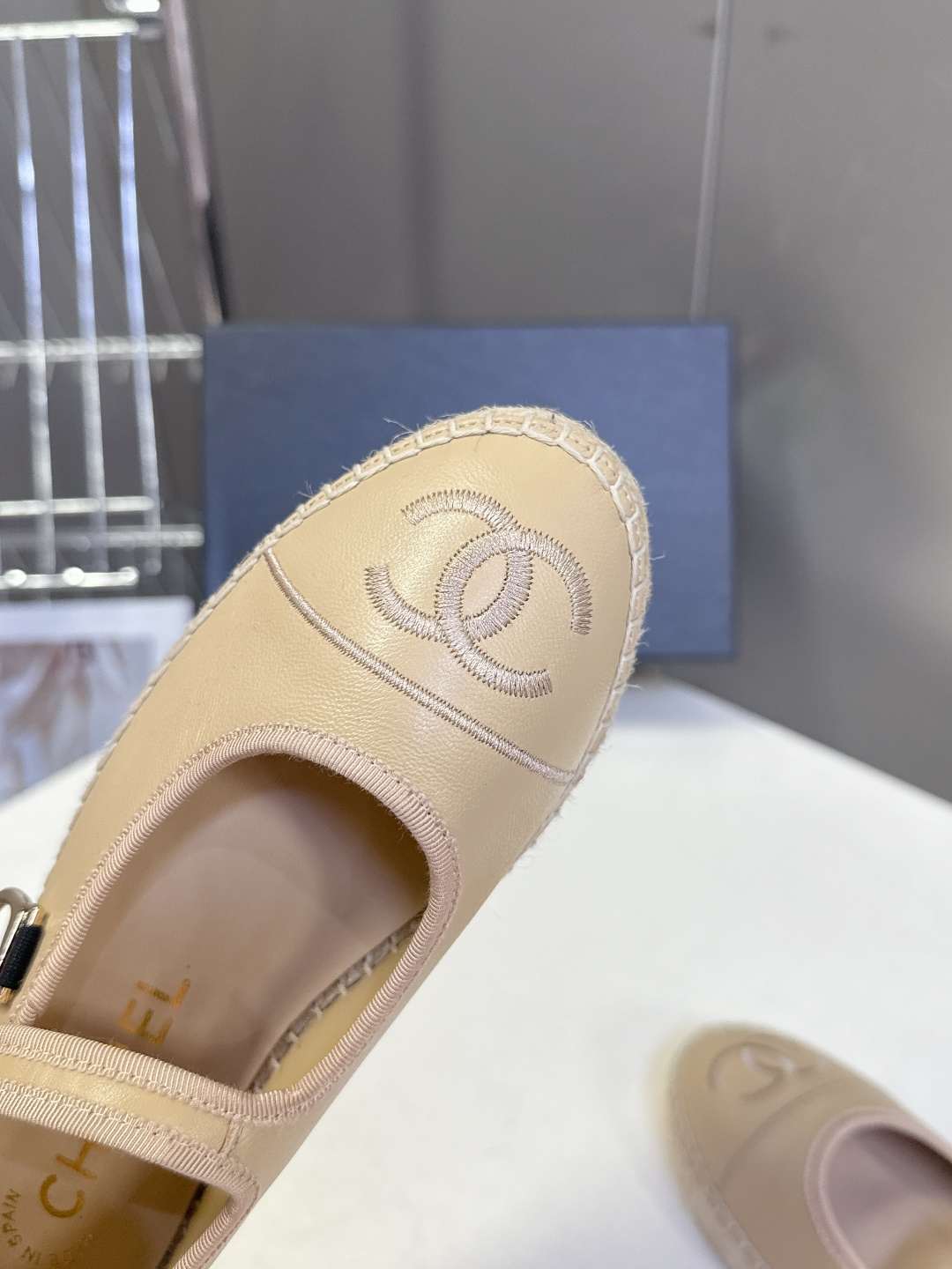 Chanel 香奈儿双C刺绣玛丽珍草编渔夫鞋超多明星种草 经典的玛丽珍款草编渔夫鞋 是品牌法式优雅风的标