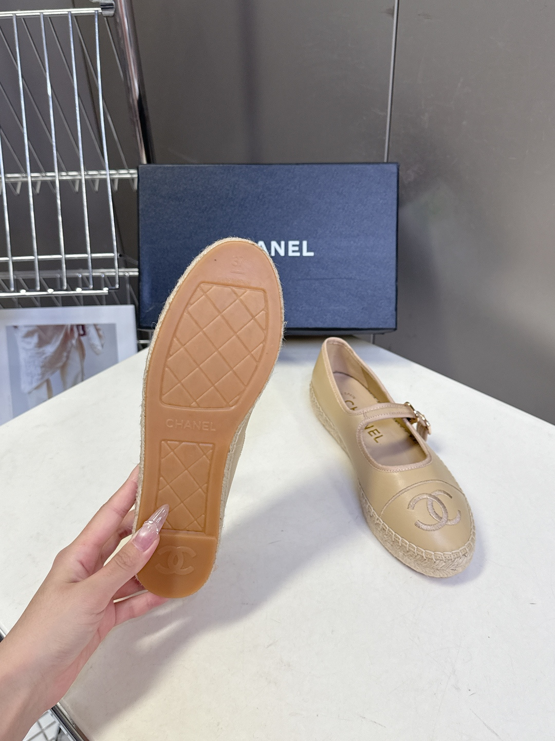 Chanel 香奈儿双C刺绣玛丽珍草编渔夫鞋超多明星种草 经典的玛丽珍款草编渔夫鞋 是品牌法式优雅风的标