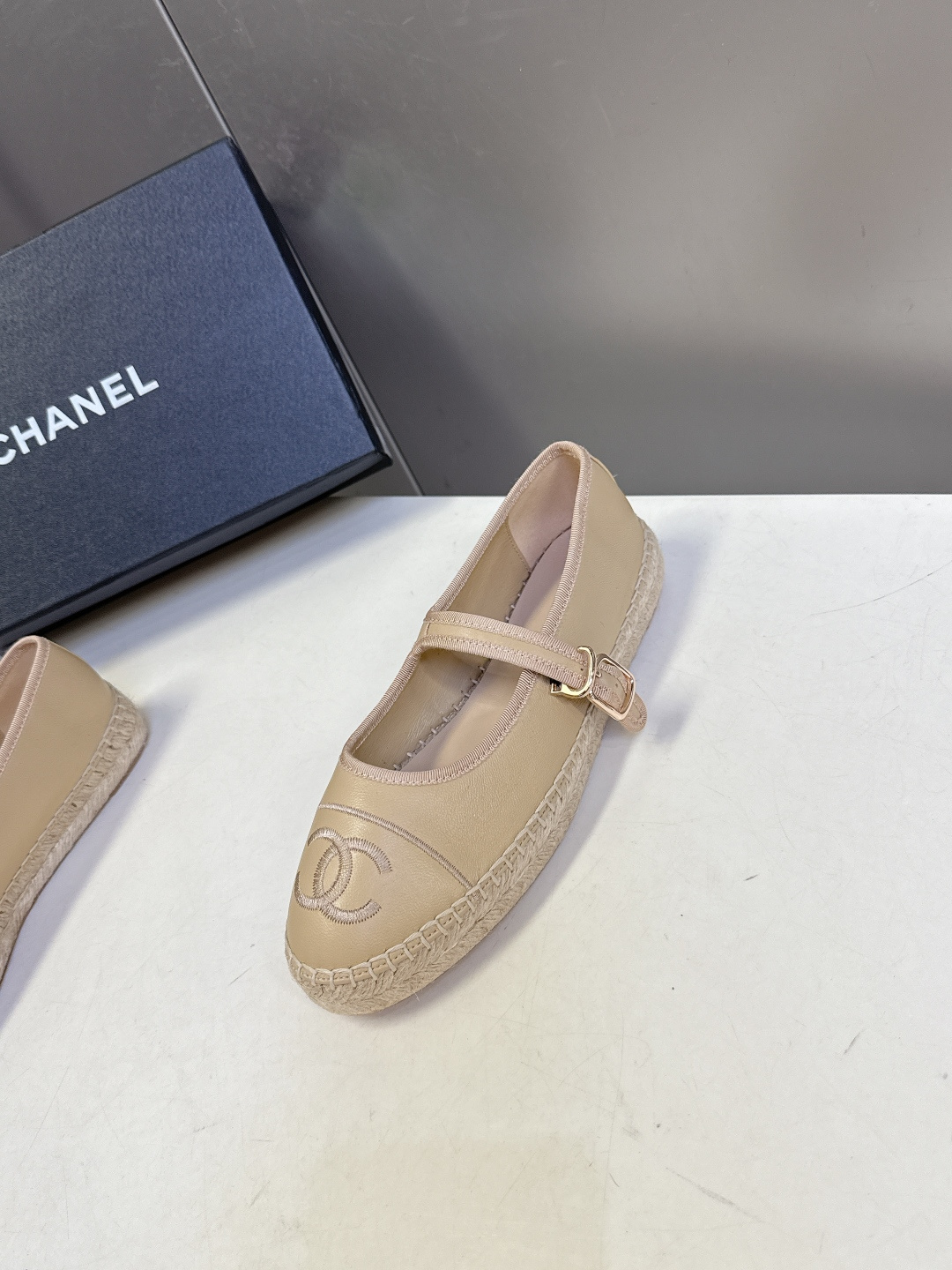 Chanel 香奈儿双C刺绣玛丽珍草编渔夫鞋超多明星种草 经典的玛丽珍款草编渔夫鞋 是品牌法式优雅风的标