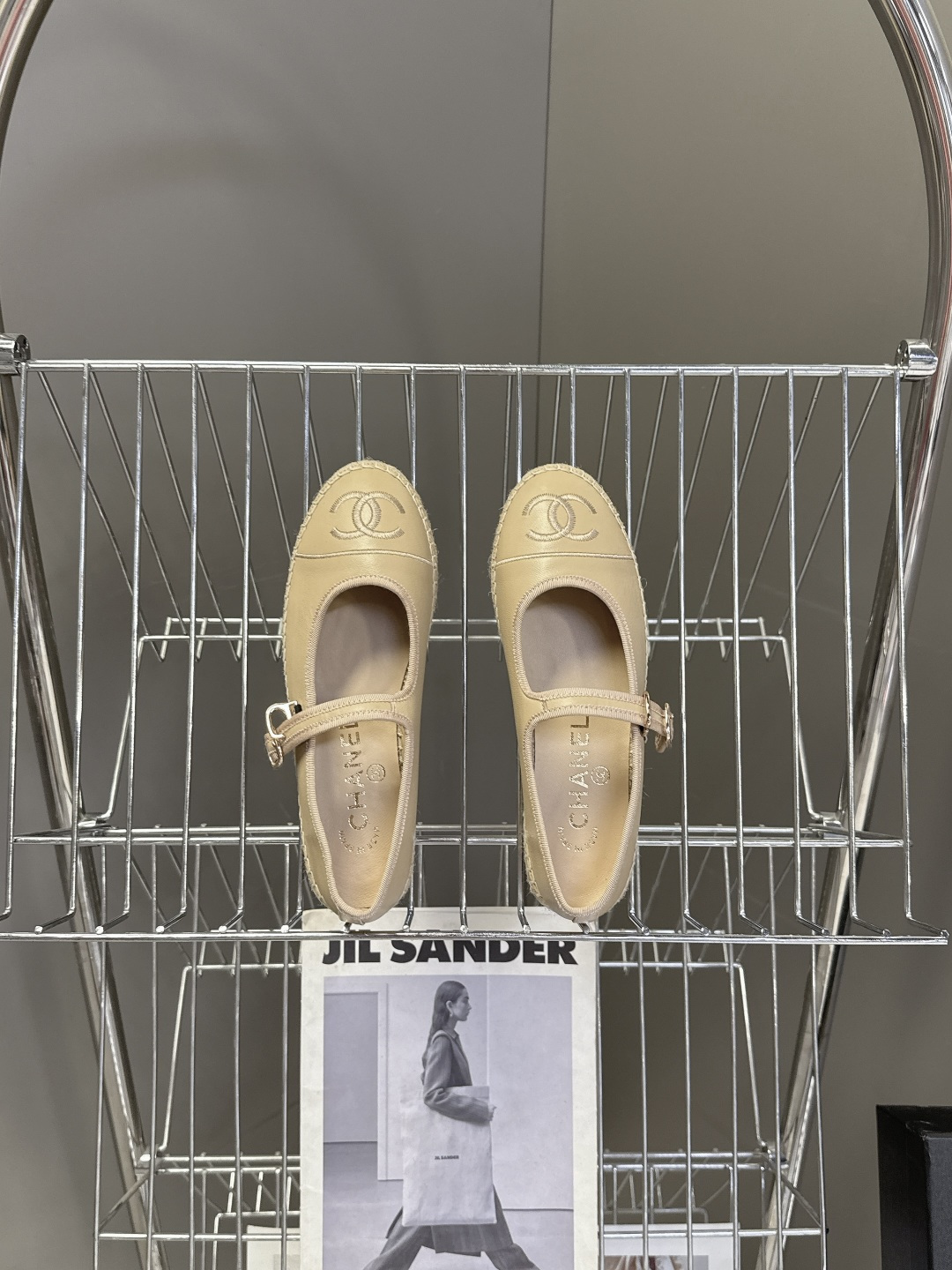 Chanel 香奈儿双C刺绣玛丽珍草编渔夫鞋超多明星种草 经典的玛丽珍款草编渔夫鞋 是品牌法式优雅风的标