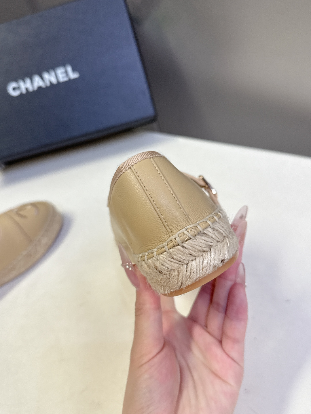 Chanel 香奈儿双C刺绣玛丽珍草编渔夫鞋超多明星种草 经典的玛丽珍款草编渔夫鞋 是品牌法式优雅风的标