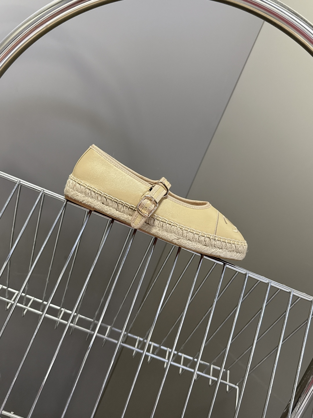 Chanel 香奈儿双C刺绣玛丽珍草编渔夫鞋超多明星种草 经典的玛丽珍款草编渔夫鞋 是品牌法式优雅风的标