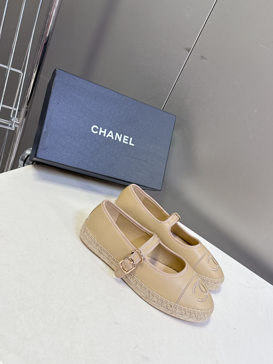 Chanel 香奈儿双C刺绣玛丽珍草编渔夫鞋超多明星种草 经典的玛丽珍款草编渔夫鞋 是品牌法式优雅风的标