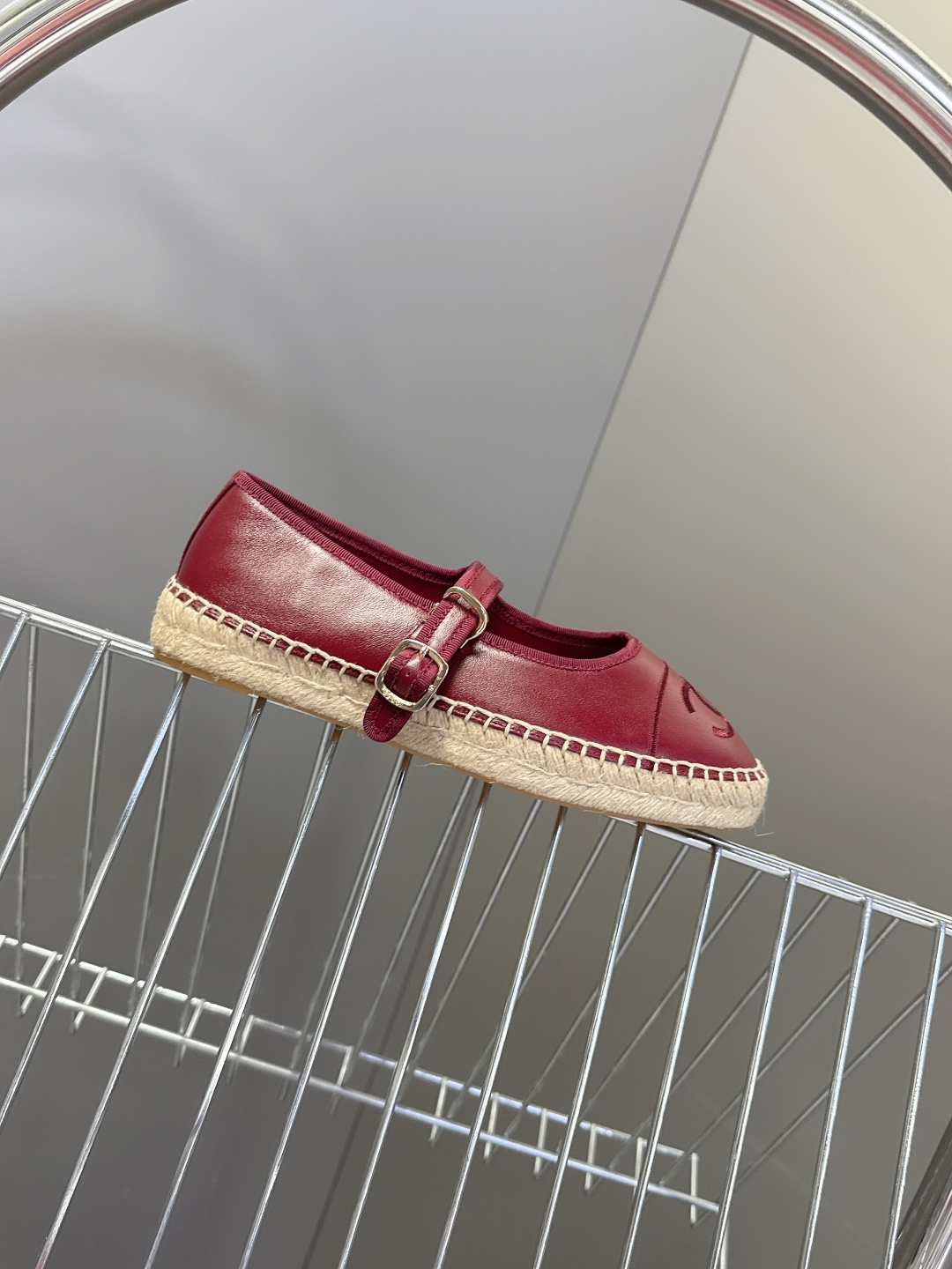 Chanel 香奈儿双C刺绣玛丽珍草编渔夫鞋超多明星种草 经典的玛丽珍款草编渔夫鞋 是品牌法式优雅风的标