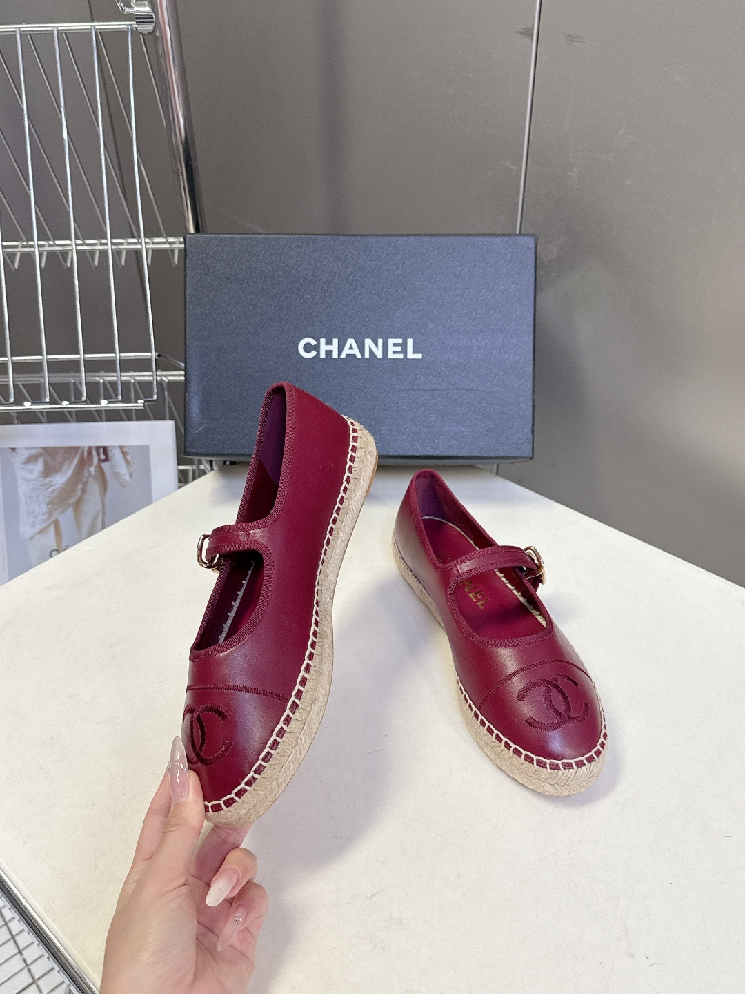 Chanel 香奈儿双C刺绣玛丽珍草编渔夫鞋超多明星种草 经典的玛丽珍款草编渔夫鞋 是品牌法式优雅风的标