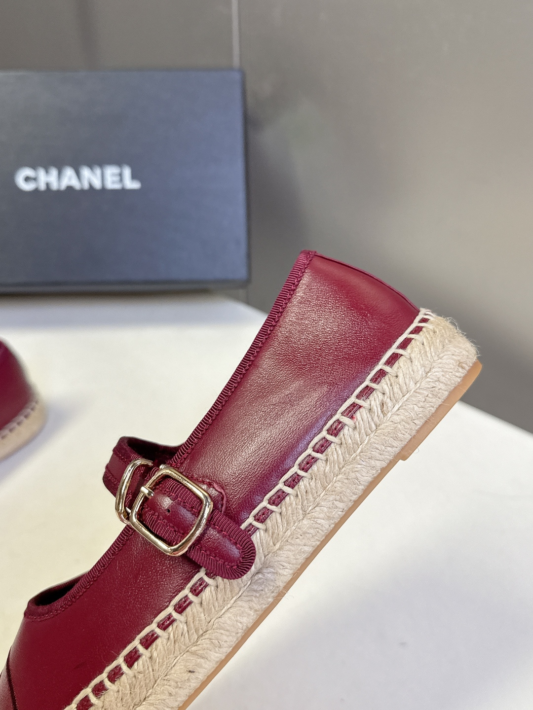 Chanel 香奈儿双C刺绣玛丽珍草编渔夫鞋超多明星种草 经典的玛丽珍款草编渔夫鞋 是品牌法式优雅风的标