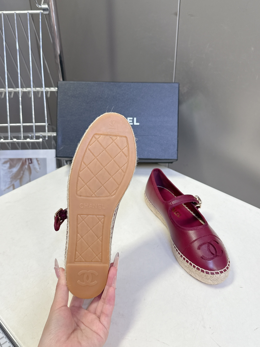 Chanel 香奈儿双C刺绣玛丽珍草编渔夫鞋超多明星种草 经典的玛丽珍款草编渔夫鞋 是品牌法式优雅风的标