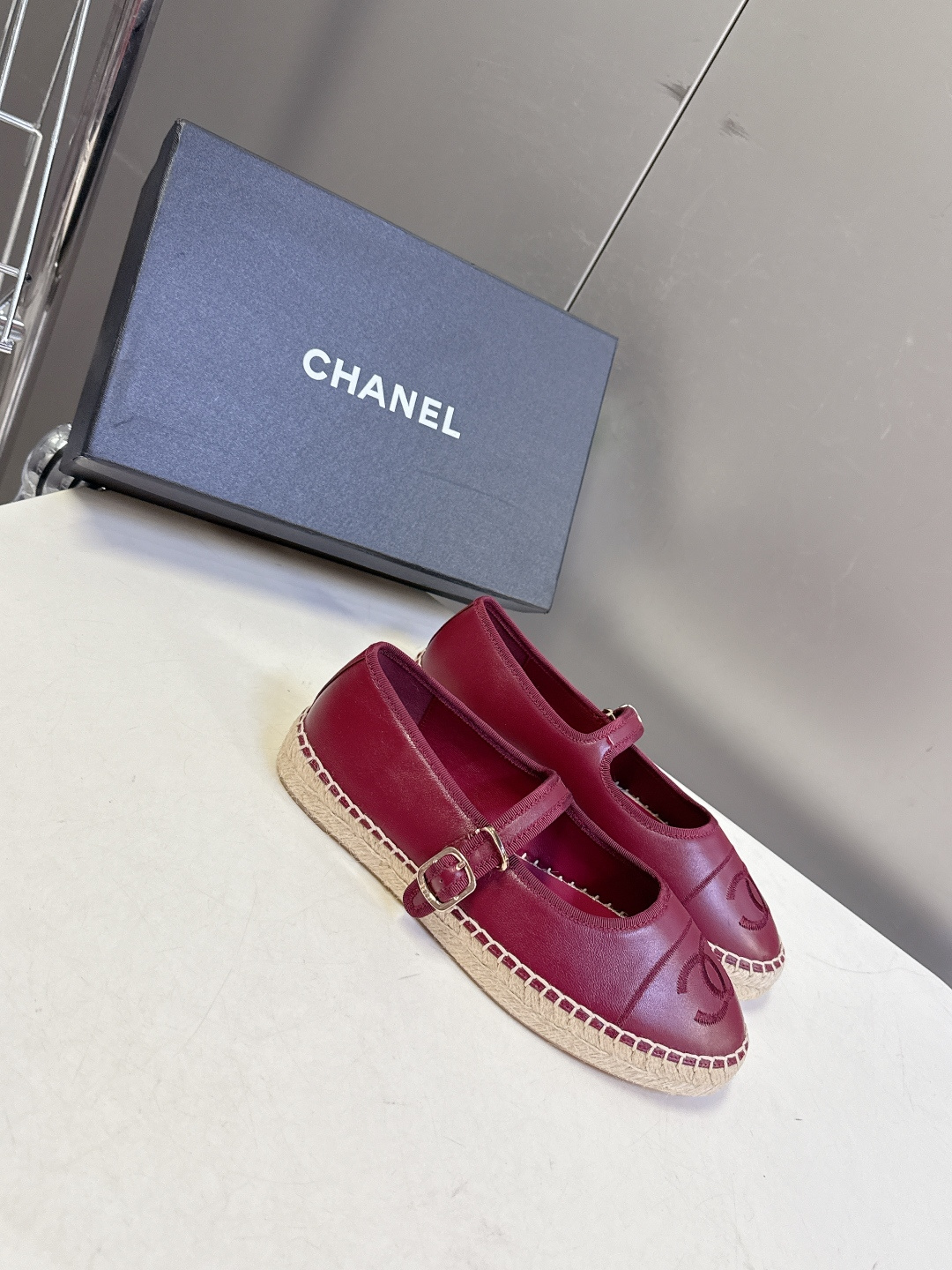 Chanel 香奈儿双C刺绣玛丽珍草编渔夫鞋超多明星种草 经典的玛丽珍款草编渔夫鞋 是品牌法式优雅风的标