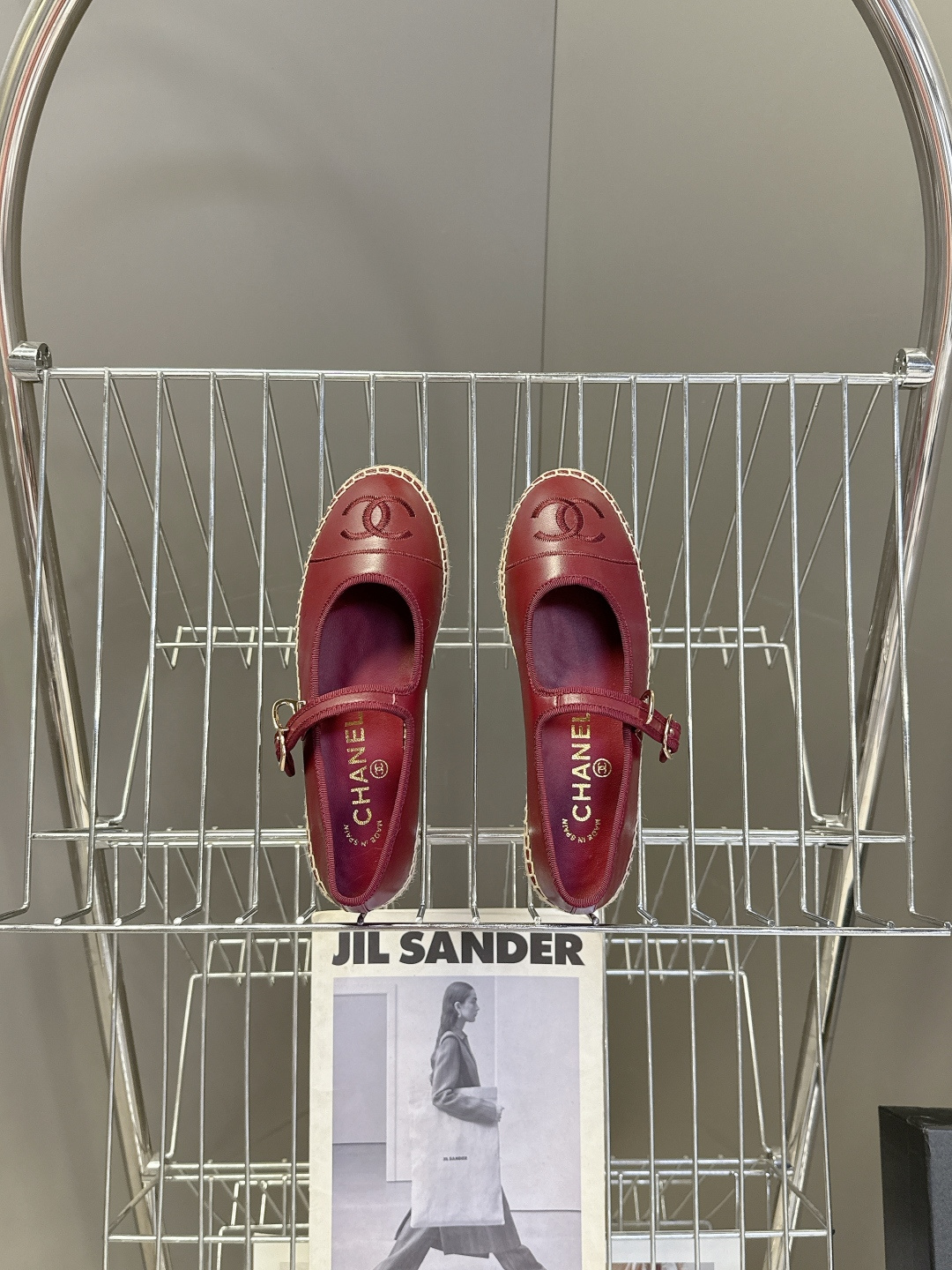 Chanel 香奈儿双C刺绣玛丽珍草编渔夫鞋超多明星种草 经典的玛丽珍款草编渔夫鞋 是品牌法式优雅风的标