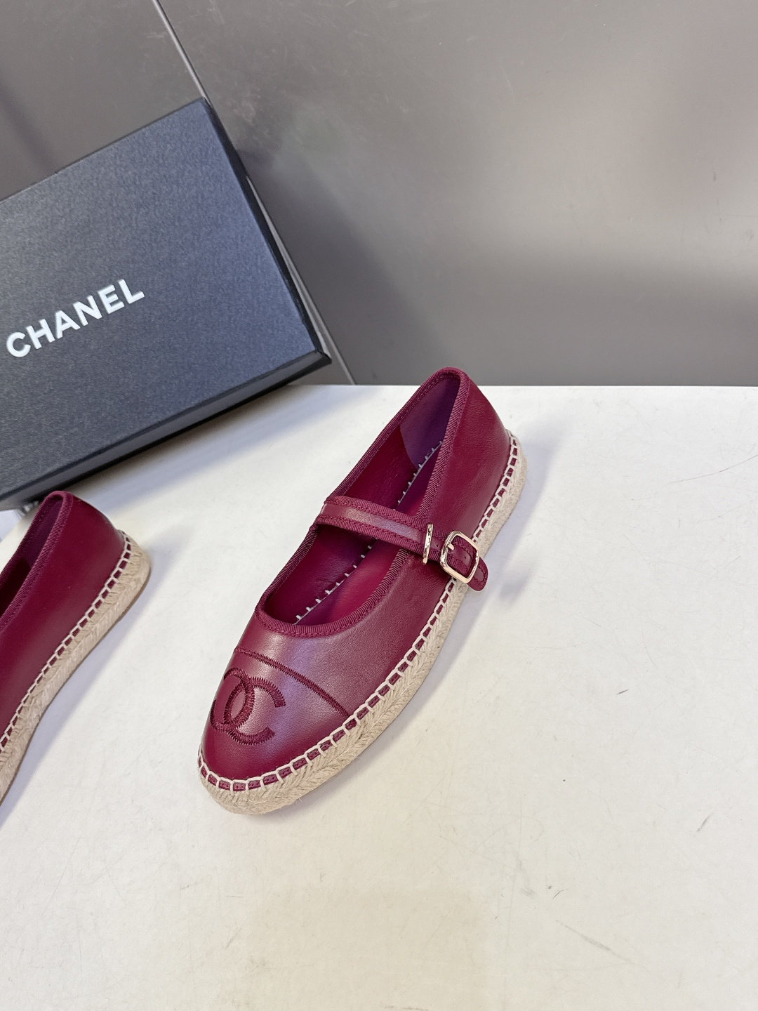 Chanel 香奈儿双C刺绣玛丽珍草编渔夫鞋超多明星种草 经典的玛丽珍款草编渔夫鞋 是品牌法式优雅风的标