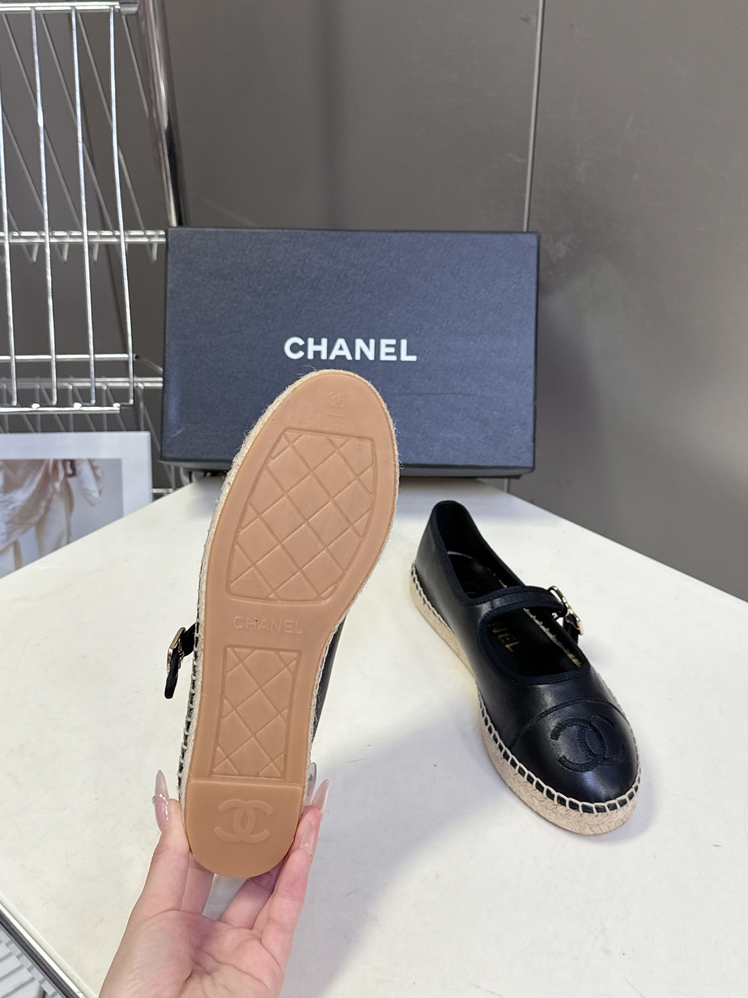 Chanel 香奈儿双C刺绣玛丽珍草编渔夫鞋超多明星种草 经典的玛丽珍款草编渔夫鞋 是品牌法式优雅风的标