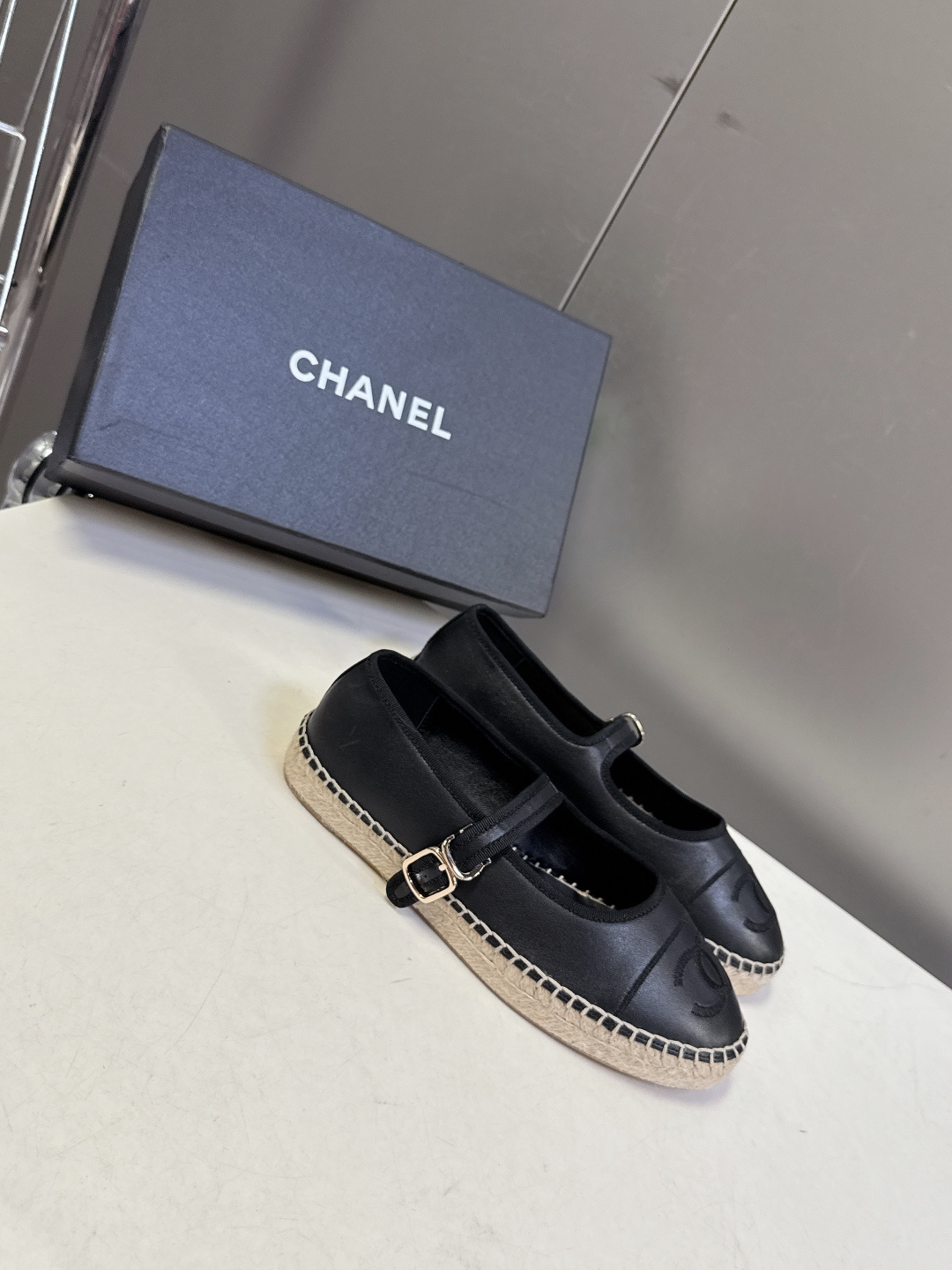 Chanel 香奈儿双C刺绣玛丽珍草编渔夫鞋超多明星种草 经典的玛丽珍款草编渔夫鞋 是品牌法式优雅风的标