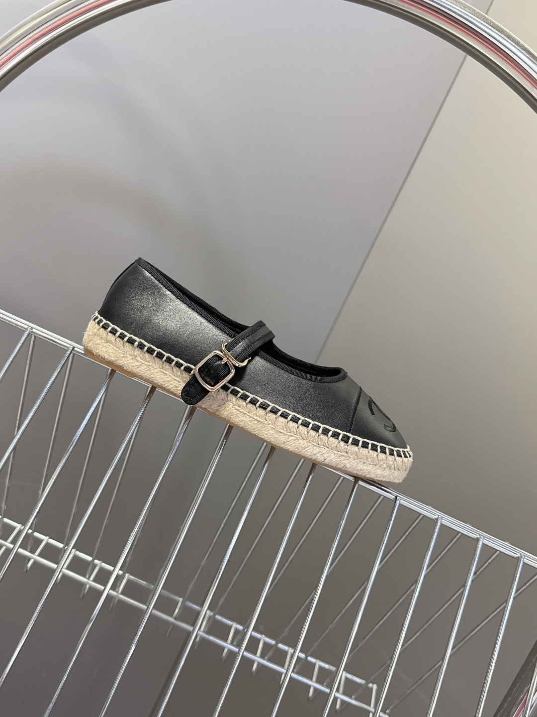 Chanel 香奈儿双C刺绣玛丽珍草编渔夫鞋超多明星种草 经典的玛丽珍款草编渔夫鞋 是品牌法式优雅风的标