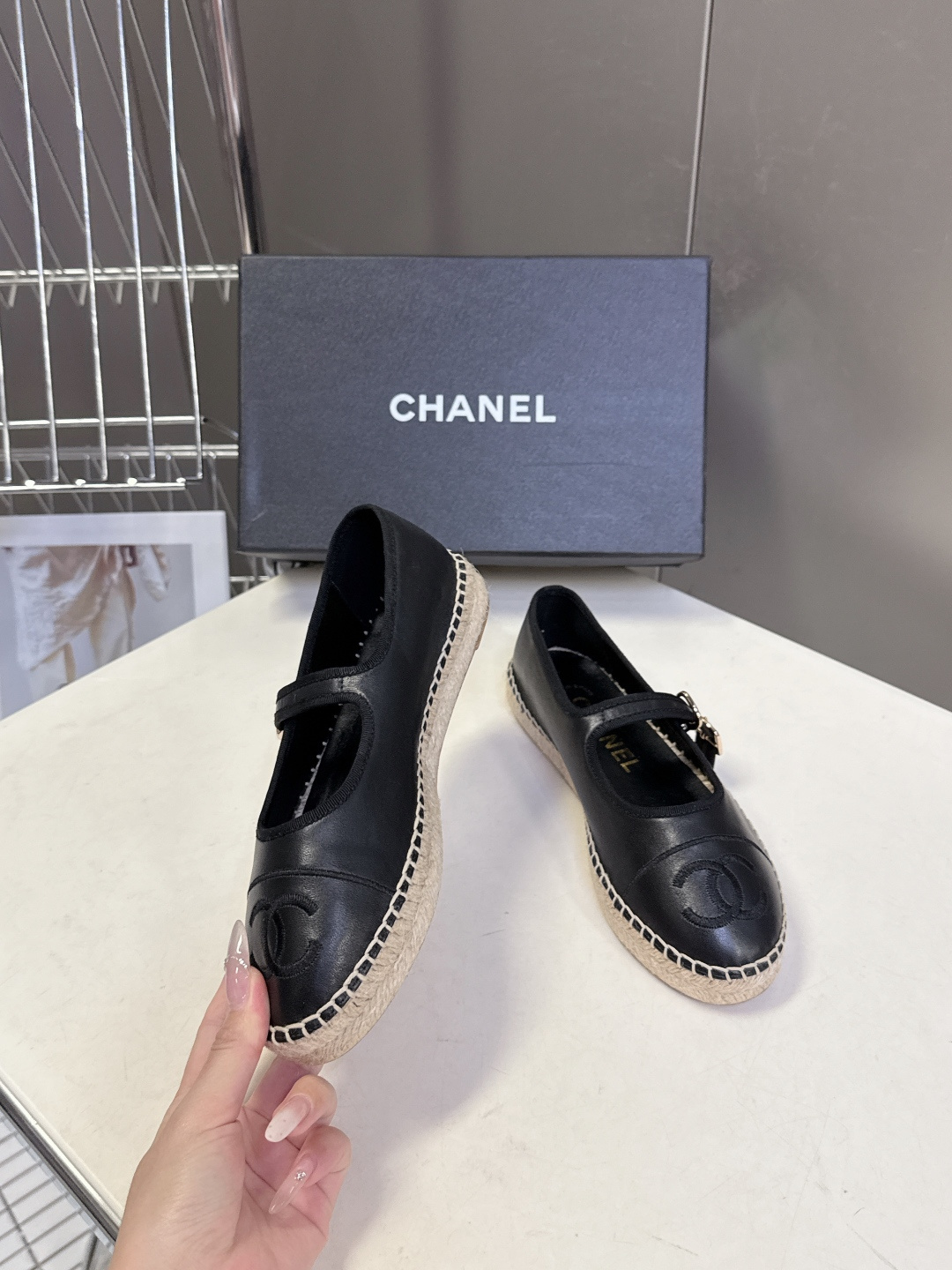 Chanel 香奈儿双C刺绣玛丽珍草编渔夫鞋超多明星种草 经典的玛丽珍款草编渔夫鞋 是品牌法式优雅风的标